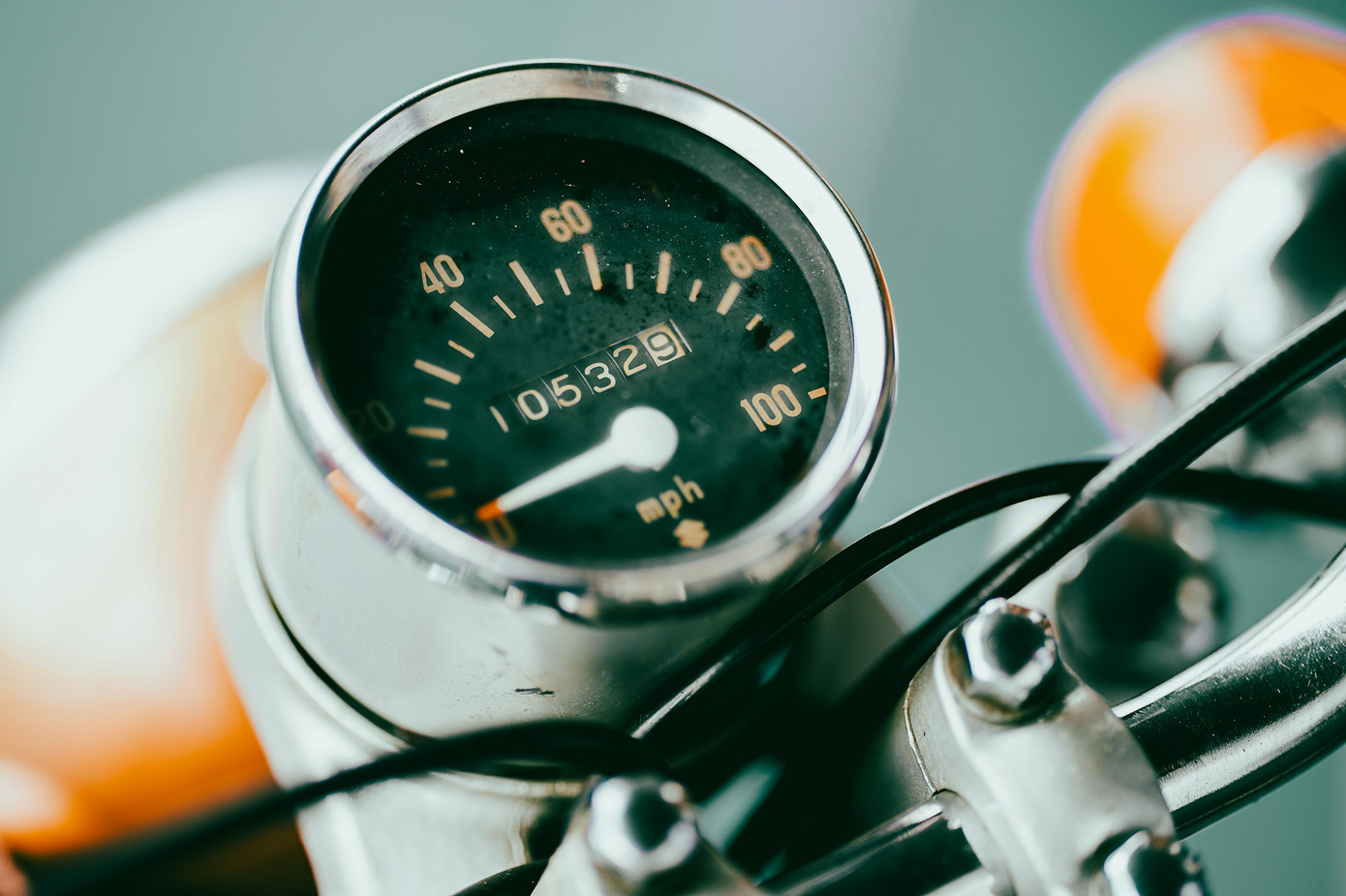 Bảng đồng hồ thể hiện tốc độ với thông số báo dặm/giờ.