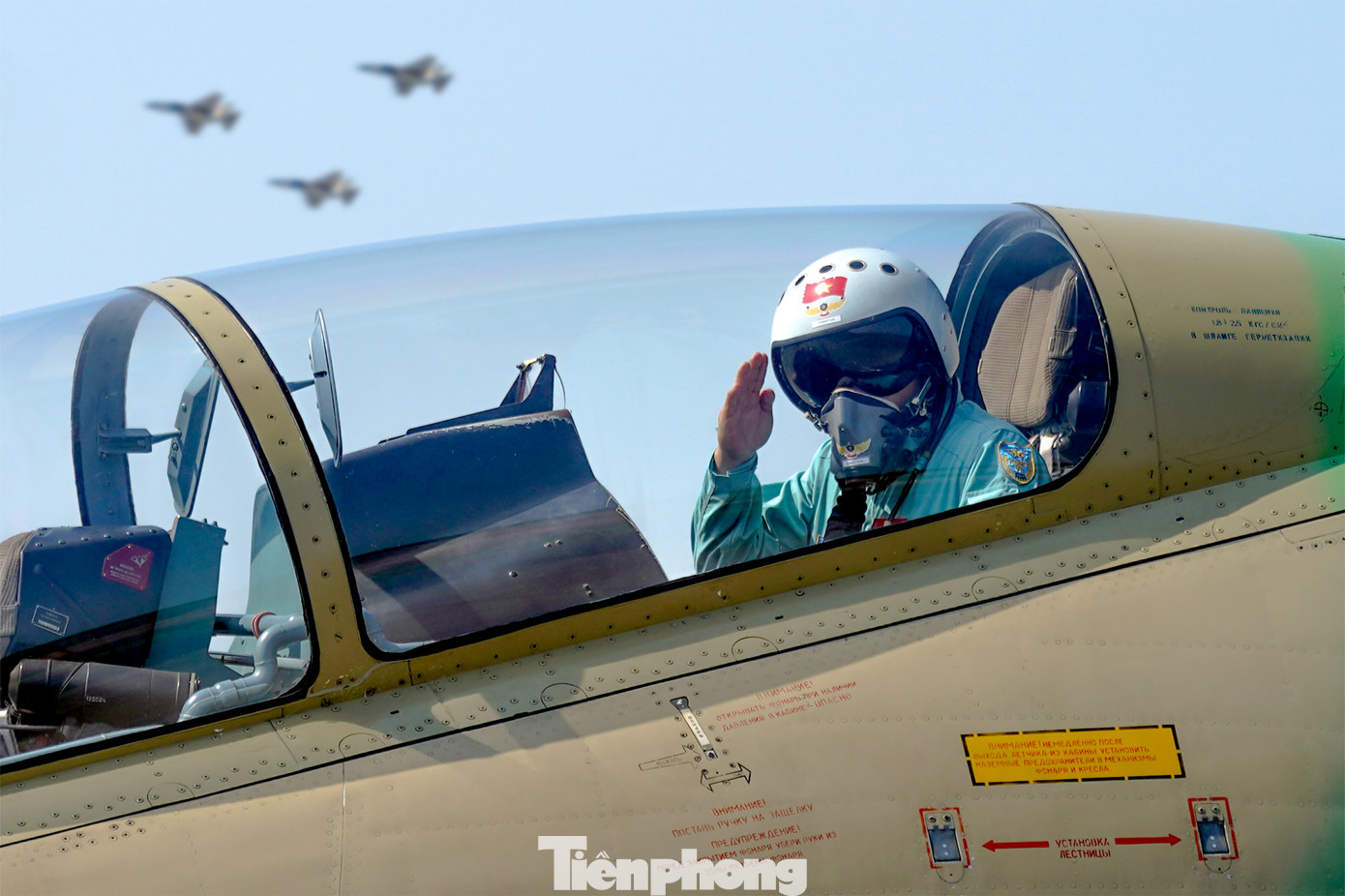 Sau công đoạn kiểm tra, phi công ngồi vào buồng lái với mũ bảo hiểm chuyên dụng, đeo dây an toàn, mặt nạ kết nối với hệ thống điều chỉnh áp suất để đưa máy bay ra đường băng.