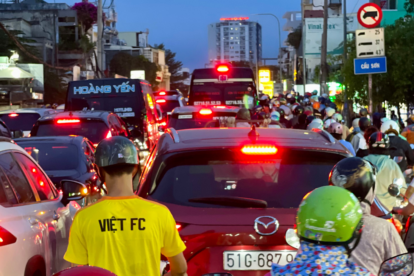 Từ Ngã tư Hàng Xanh đến cầu Sơn chỉ tầm 500m, nhưng dòng phương tiện di chuyển trên đường Xô Viết Nghệ Tĩnh chôn chân hơn một tiếng đồng hồ vẫn không di chuyển được. Từ Ngã tư Hàng Xanh đến cầu Sơn chỉ tầm 500m, nhưng dòng phương tiện di chuyển trên đường Xô Viết Nghệ Tĩnh chôn chân hơn một tiếng đồng hồ vẫn không di chuyển được.