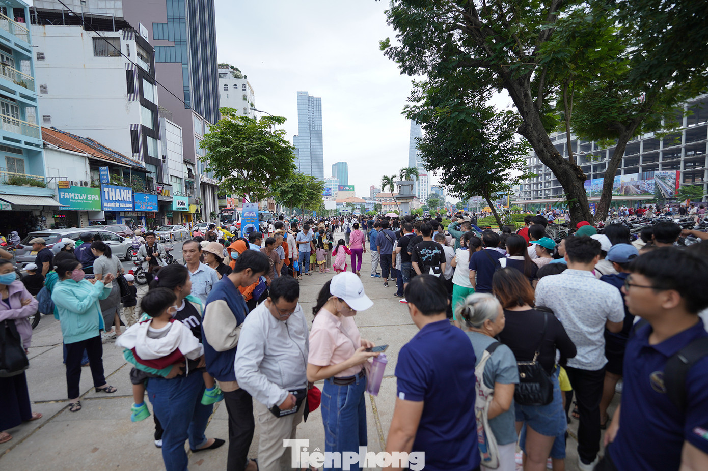 Khu vực bãi xe, công viên, giếng trời tại ga Bến Thành đông nghẹt người xếp hàng chờ mở cửa.