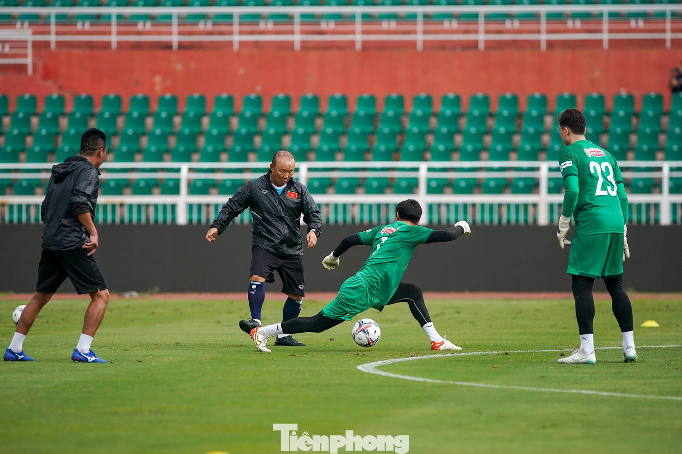 Thầy Park thể hiện sự dẻo dai ở độ tuổi 65 khi liên tục &quot;xỏ kim&quot; Nguyên Mạnh trong bài tập chuyền ngắn.