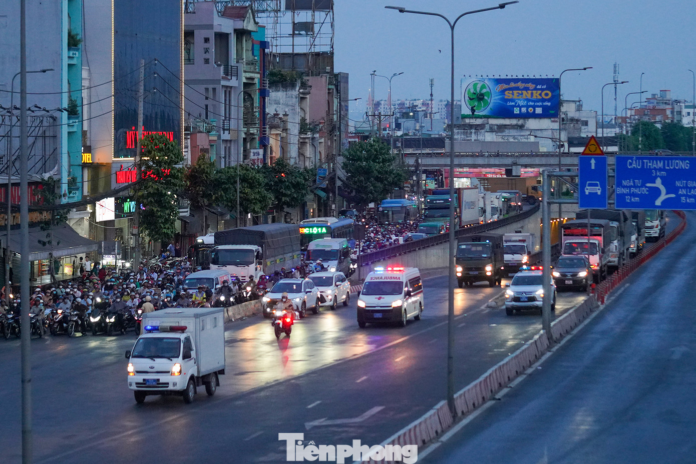 Đoàn xe di chuyển qua nút giao ba tầng An Sương.