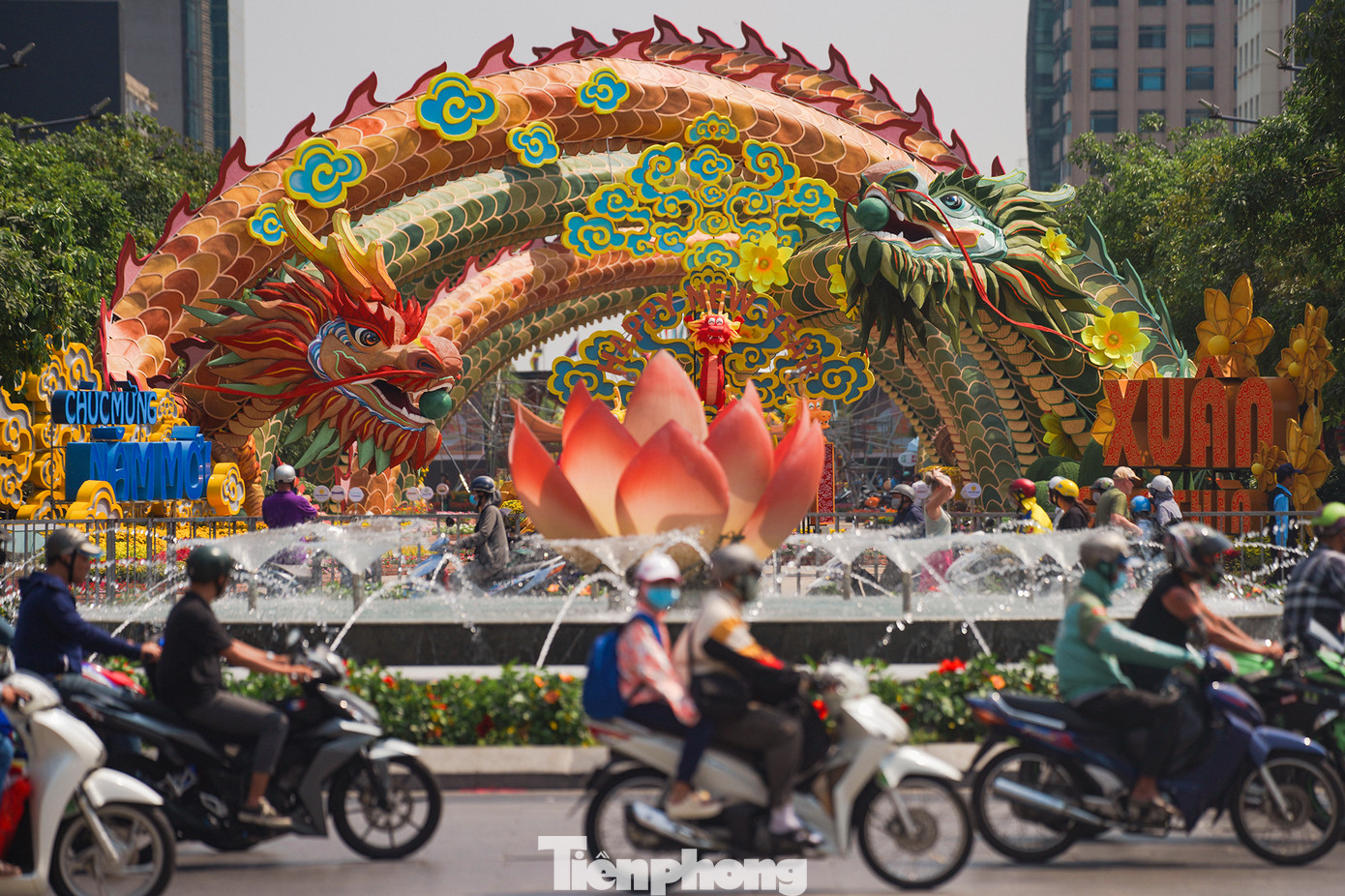 Mặc dù thời tiết nắng khá gắt và ngày mai đường hoa Nguyễn Huệ mới chính thức mở cửa nhưng hôm nay đã có rất đông người dân và du khách kéo đến chụp ảnh, chiêm ngưỡng công trình hoành tráng này của TPHCM dịp năm mới. Theo quan sát của PV Tiền Phong, các du khách nước ngoài khi đi ngang đây đều bị cuốn ánh nhìn vào những chú rồng chào xuân 2024.