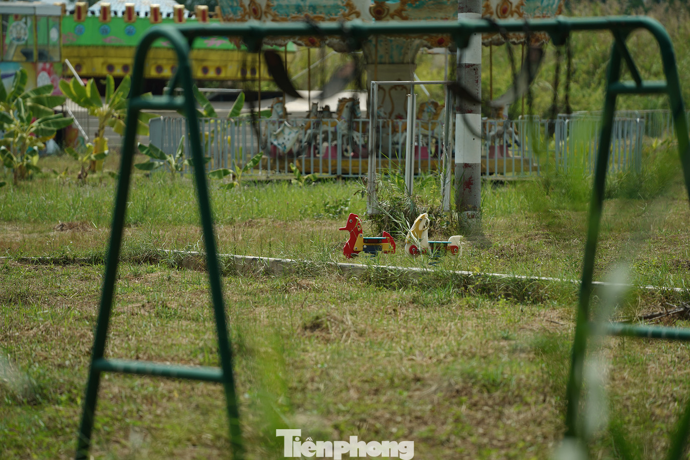 Năm 2011, tập đoàn Khang Thông và ông Joseph (bố của huyền thoại Michael Jackson) ký biên bản ghi nhớ (MOU) để xúc tiến việc phát triển một khách sạn 5 sao quy mô 1.000 phòng và là một trong 150 hạng mục công trình của dự án Happyland. Tuy nhiên, ông Joseph không phải là nhà đầu tư tài chính trực tiếp vào dự án mà chỉ giữ vai trò là người tư vấn, giúp Khang Thông mời gọi nhà đầu tư nước ngoài vào phát triển cụm khách sạn.