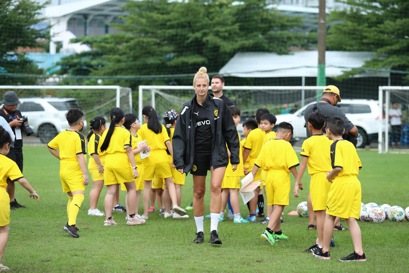 Đại diện cựu cầu thủ của BVB háo hức chia sẻ trước hành trình sắp tới tại TPHCM:“Tôi nghĩ rằng sẽ rất vui khi đối đầu với Vietnam All Stars. Chúng tôi sẽ tận hưởng trận đấu này với rất nhiều niềm vui, hy vọng rằng sẽ có thật đông khán giả tới để theo dõi chúng tôi. Chúng tôi rất mong chờ các sự kiện sắp tới”, Roman Weidenfeller chia sẻ.Marcel Schmelzer thì nói: “Chúng tôi rất mong đợi sự kiện này, đây là một sự kiện mang ý nghĩa lớn. Đó là lý do vì sao chúng tôi tới đây để hỗ trợ và đồng hành cùng những trẻ em khó khăn”.