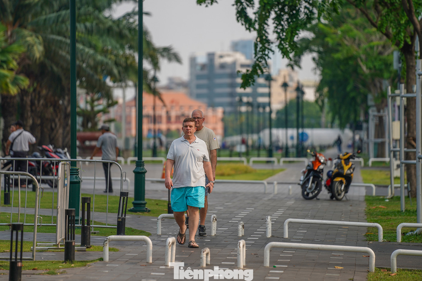 Hai du khách nước ngoài tản bộ vào buổi chiều mà không bị làm phiền bởi cánh mua bán hàng rong.