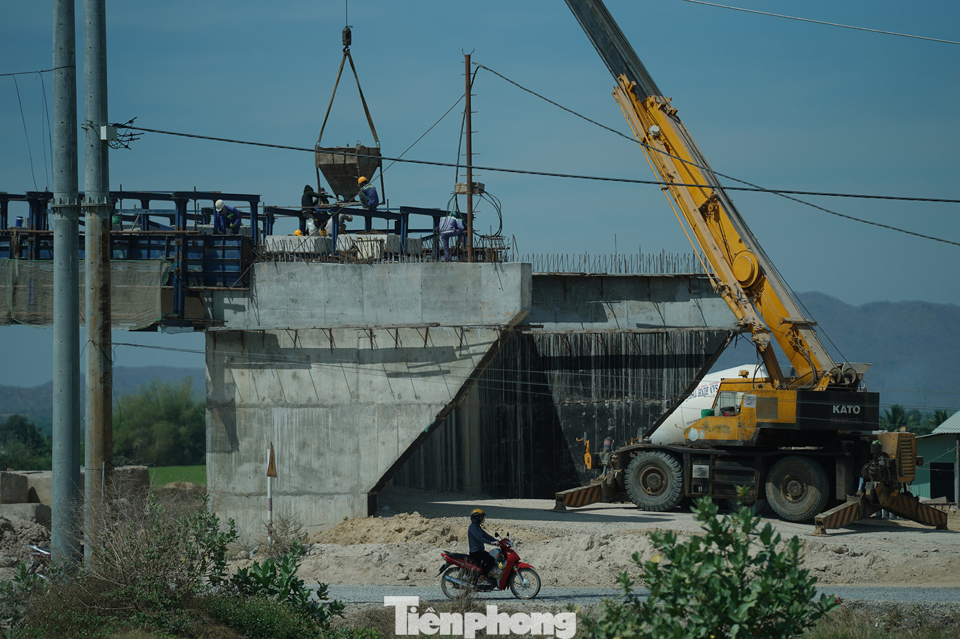 Công nhân đang thi công một cầu vượt dân sinh qua cao tốc ở huyện Hàm Thuận Nam.