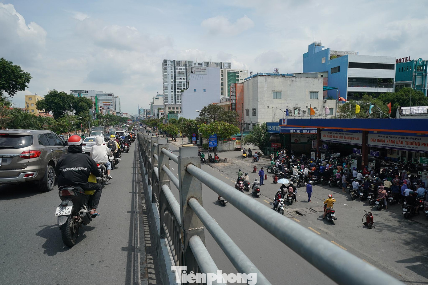 Khi các bộ ngành, cơ quan chức năng chưa thống nhất quyền lợi cho các bên cung ứng xăng dầu thì viễn cảnh các cây xăng bán nhỏ giọt vẫn kéo dài và cuộc sống của người dân tiếp tục bị đảo lộn.