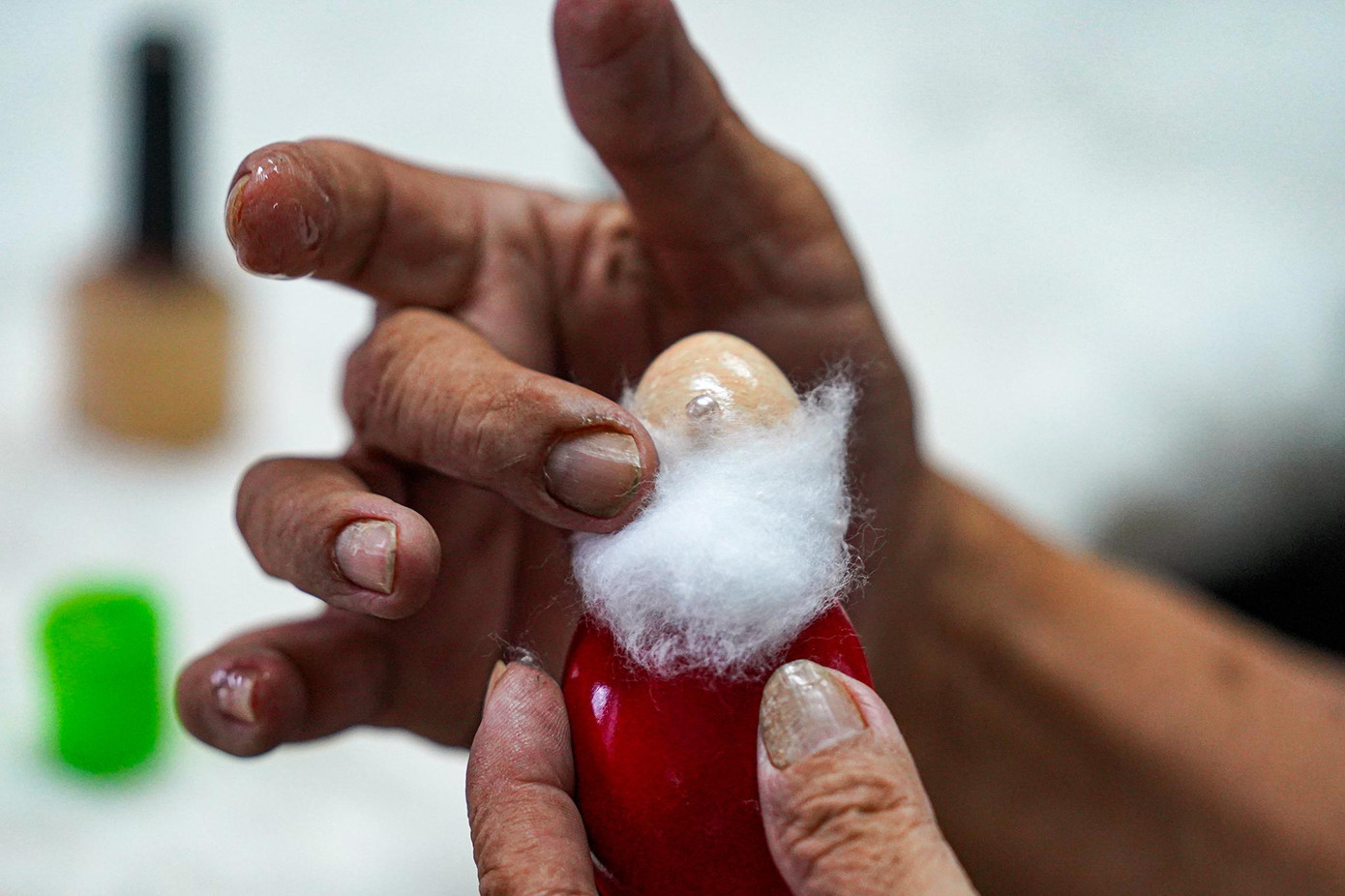 Râu được tạo hình từ bông gòn và dán bằng keo hồ.