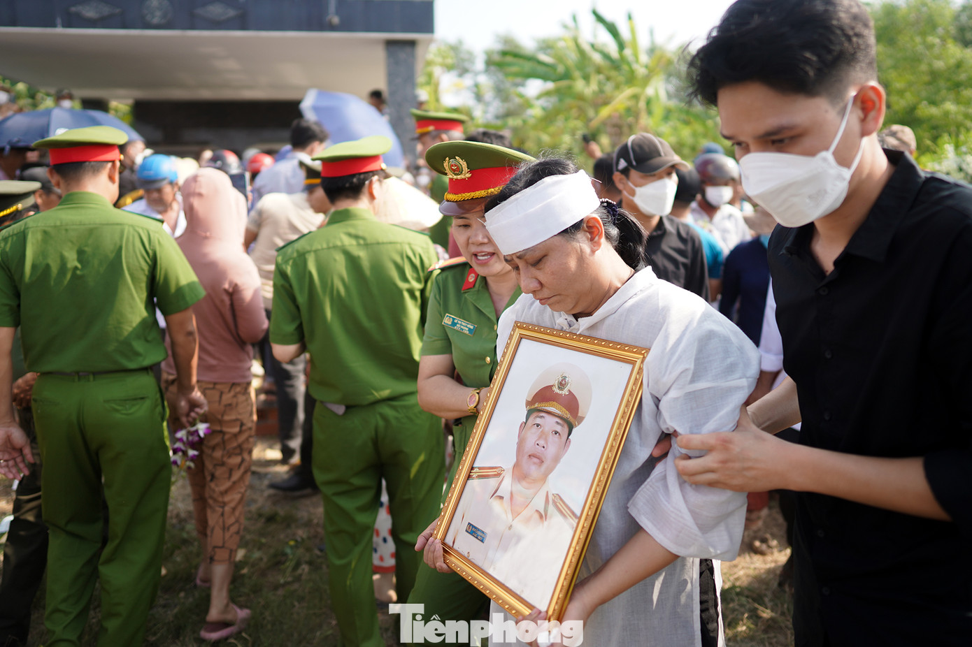 Trung tá Nguyễn Xuân Hào vào ngành Công an từ tháng 10/2009. Từ tháng 10/2014 đến tháng 4/2018: Cán bộ Tổ Hình sự - Kinh tế - Ma tuý Đồn Công an Khu công nghiệp Tân Đức, Công an huyện Đức Hoà. Từ tháng 5/2018 đến tháng 4/2023: Cán bộ Đội Cảnh sát Giao thông- Trật tự, Công an huyện Đức Hoà.