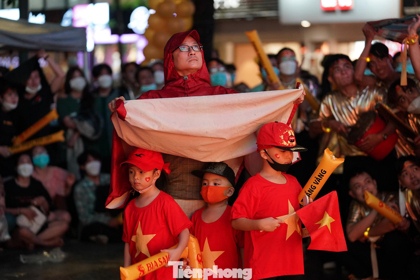 Hình ảnh đẹp xuất hiện trên phố đi bộ Nguyễn Huệ, một người cha che mưa cho con, tiếp lửa cho U23 Việt Nam. Hình ảnh đẹp xuất hiện trên phố đi bộ Nguyễn Huệ, một người cha che mưa cho con, tiếp lửa cho U23 Việt Nam.