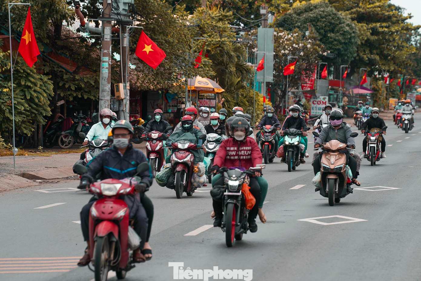 Trưa 4/9, thời tiết khá oi bức cộng với những cơn mưa bất chợt khiến nhiều người thấm mệt trên đường trở lại thành phố.