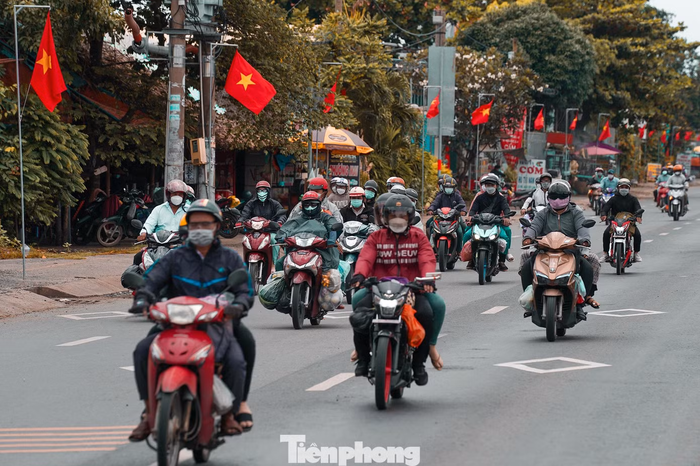 Trưa 4/9, thời tiết khá oi bức cộng với những cơn mưa bất chợt khiến nhiều người thấm mệt trên đường trở lại thành phố.
