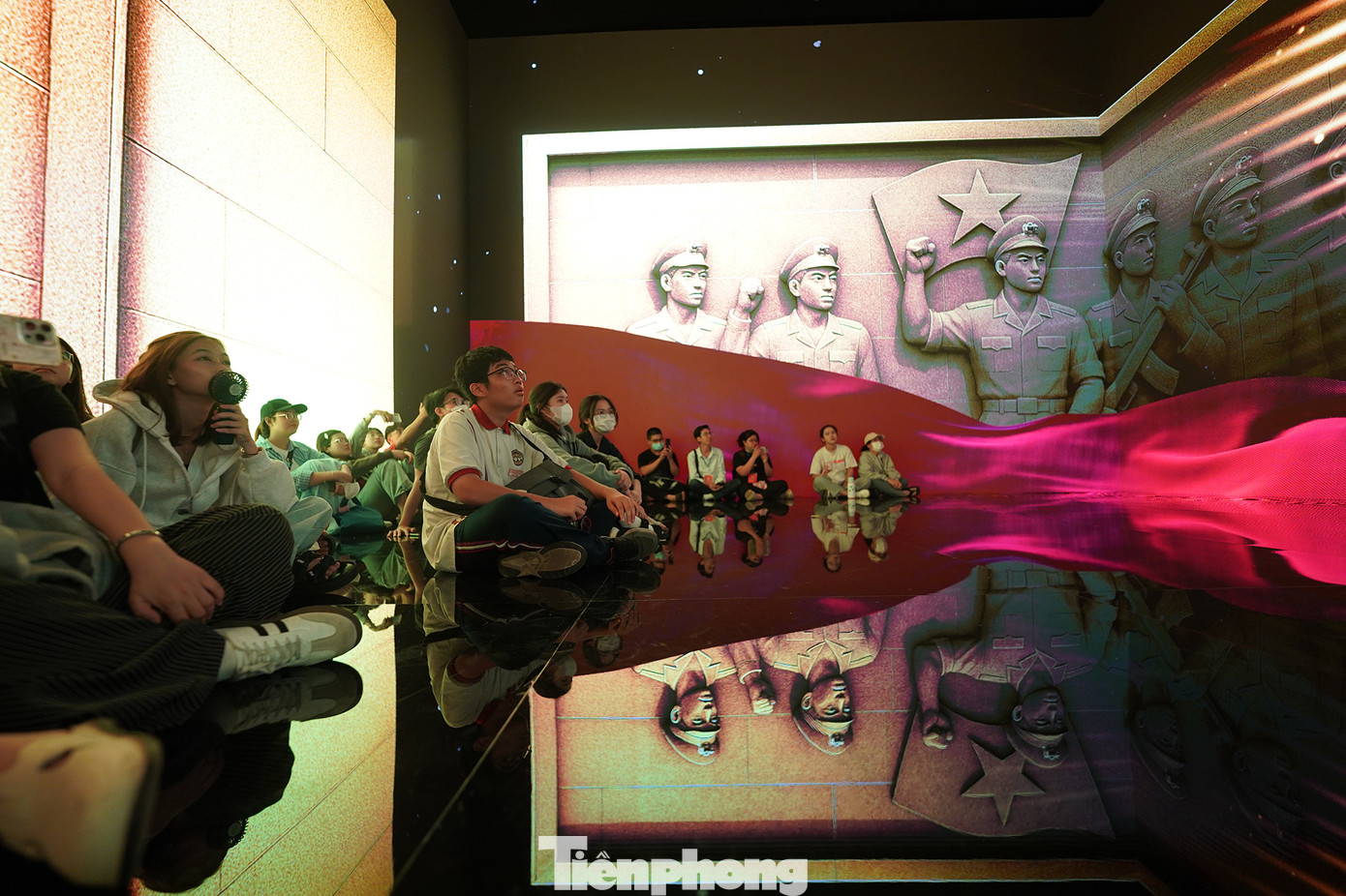 Người dân có thể tận mắt chứng kiến những hình ảnh chân thực, lắng nghe những câu chuyện xúc động và cảm nhận sâu sắc tinh thần quả cảm, sự hy sinh vì Tổ quốc của lực lượng Công an Nhân dân. Người dân có thể tận mắt chứng kiến những hình ảnh chân thực, lắng nghe những câu chuyện xúc động và cảm nhận sâu sắc tinh thần quả cảm, sự hy sinh vì Tổ quốc của lực lượng Công an Nhân dân.