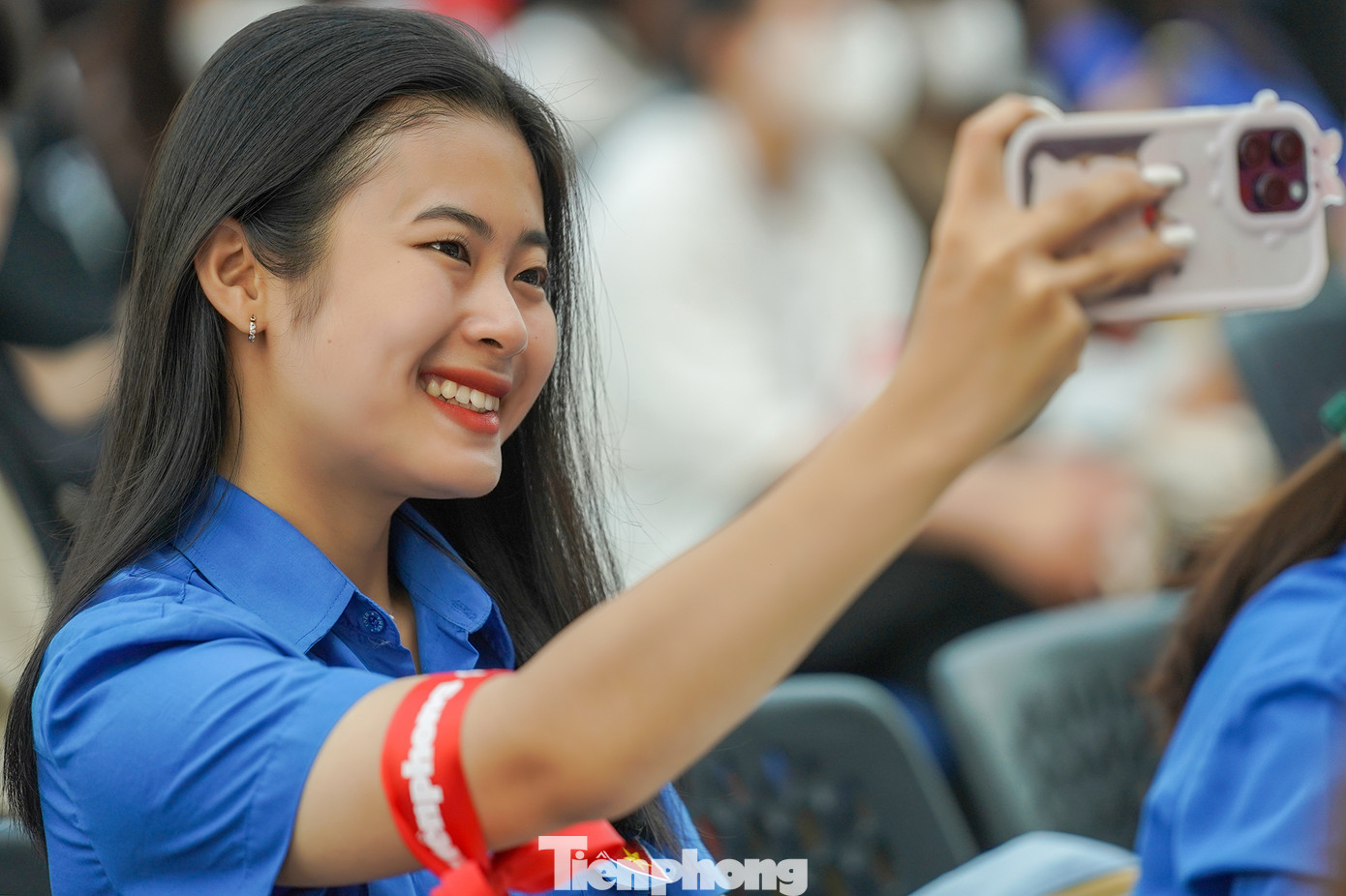 Nguyễn Thị Trang (sinh viên năm 2 Khoa Đào tạo đặc biệt trường ĐH Mở TPHCM rạng ngời chụp ảnh tại ngày hội. Trang chia sẻ rất háo hức khi tham gia sự kiện, tuy không phải sinh viên của trường ĐH KHXH&amp;NV nhưng bạn chủ động tham gia vì ý thức được tính nhân văn của việc hiến máu.