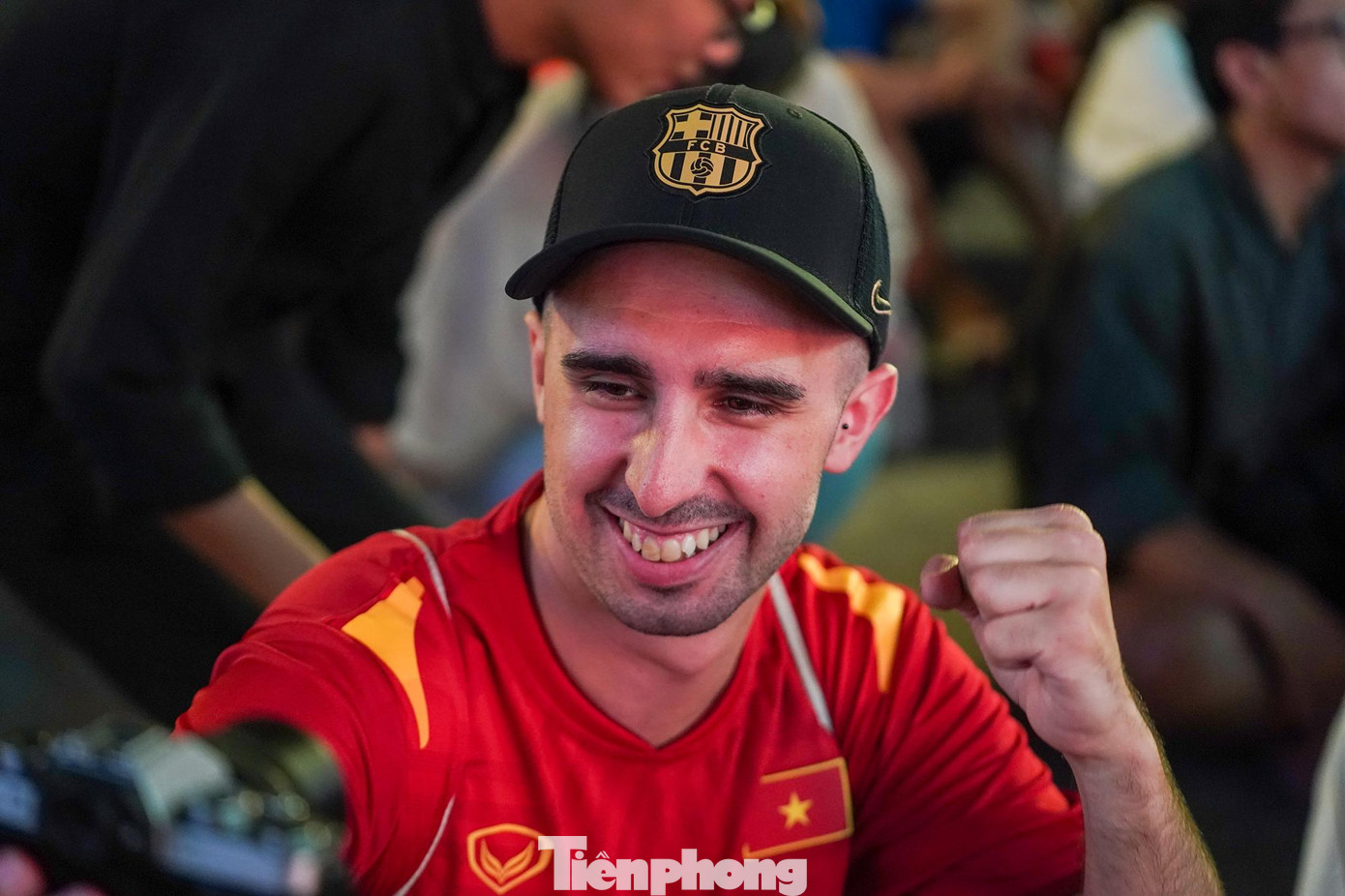 Một youtuber đang kể với khán giả của mình về sự cuồng nhiệt của khán giả Việt Nam. Một youtuber đang kể với khán giả của mình về sự cuồng nhiệt của khán giả Việt Nam.