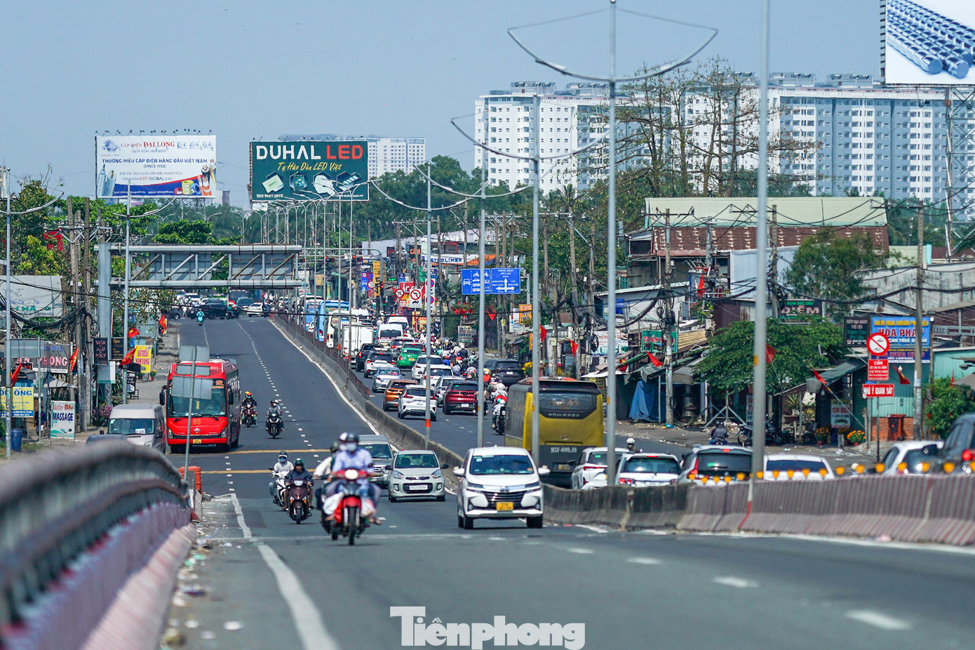 Trên cầu vượt Bình Thuận, nút giao Lê Khả Phiêu (Quốc lộ 1A cũ) - Nguyễn Văn Linh - đường dẫn cao tốc Trung Lương - TPHCM, dòng phương tiện đối lập rõ rệt theo hướng từ các tỉnh miền Tây hướng về TPHCM.