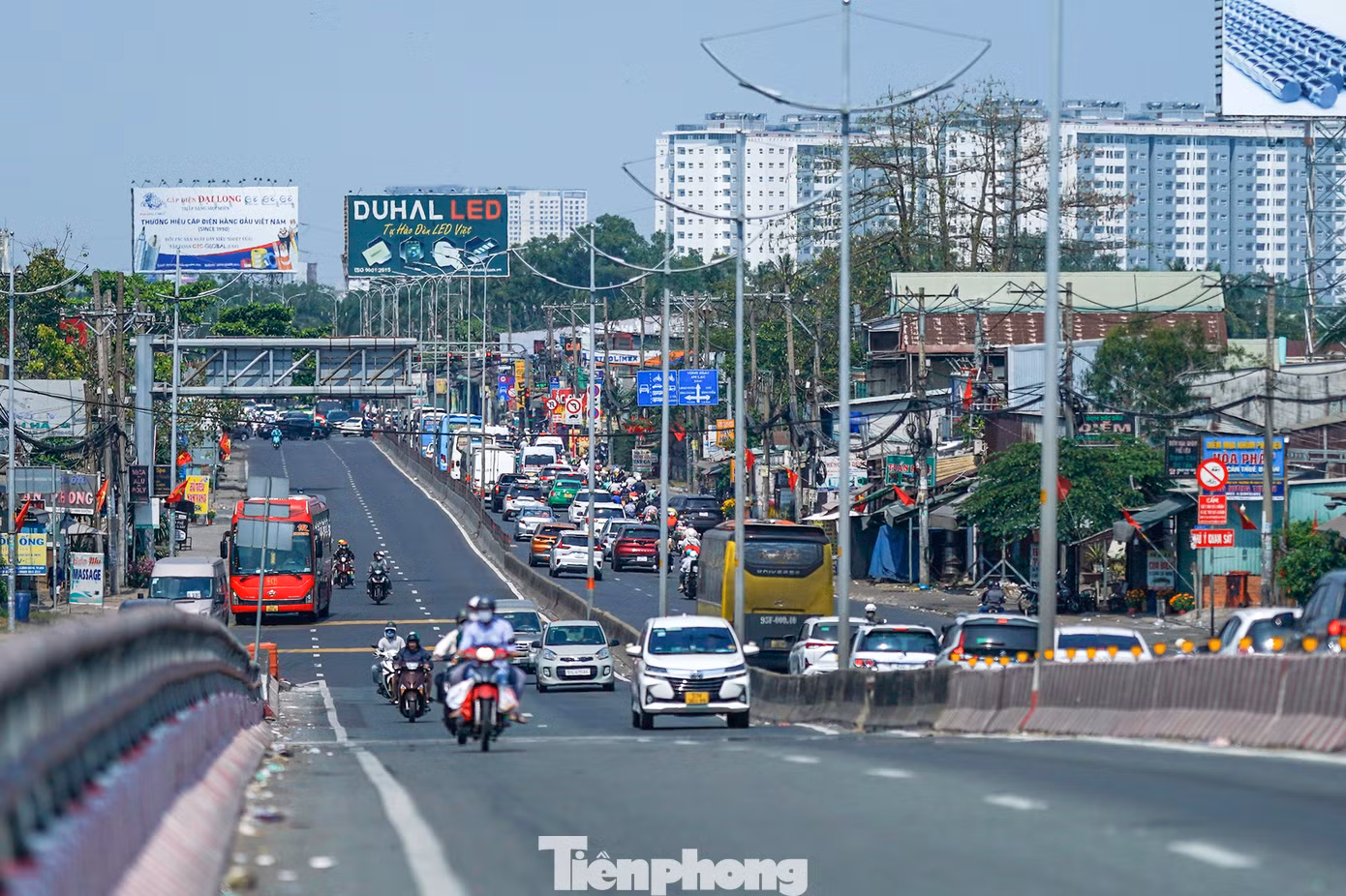 Trên cầu vượt Bình Thuận, nút giao Lê Khả Phiêu (Quốc lộ 1A cũ) - Nguyễn Văn Linh - đường dẫn cao tốc Trung Lương - TPHCM, dòng phương tiện đối lập rõ rệt theo hướng từ các tỉnh miền Tây hướng về TPHCM.