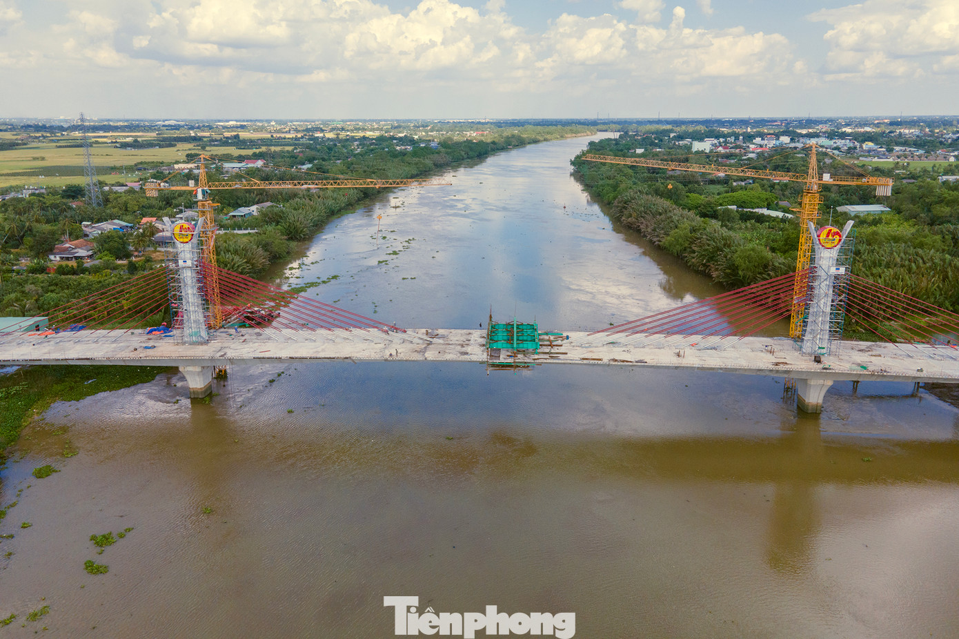 Ngày 24/8, ông Trần Văn Hiền, Giám đốc Ban điều hành Dự án Cầu Vàm Cỏ Tây cho biết, dự án hiện đang vào giai đoạn hoàn thiện. Trong đó, phần cầu được thiết kế quy mô 4 làn xe, chiều dài hơn 436m, tải trọng thiết kế HL.93; phần đường dẫn dài gần 1,6km, mặt đường rộng 14m, vận tốc thiết kế 60km/h.