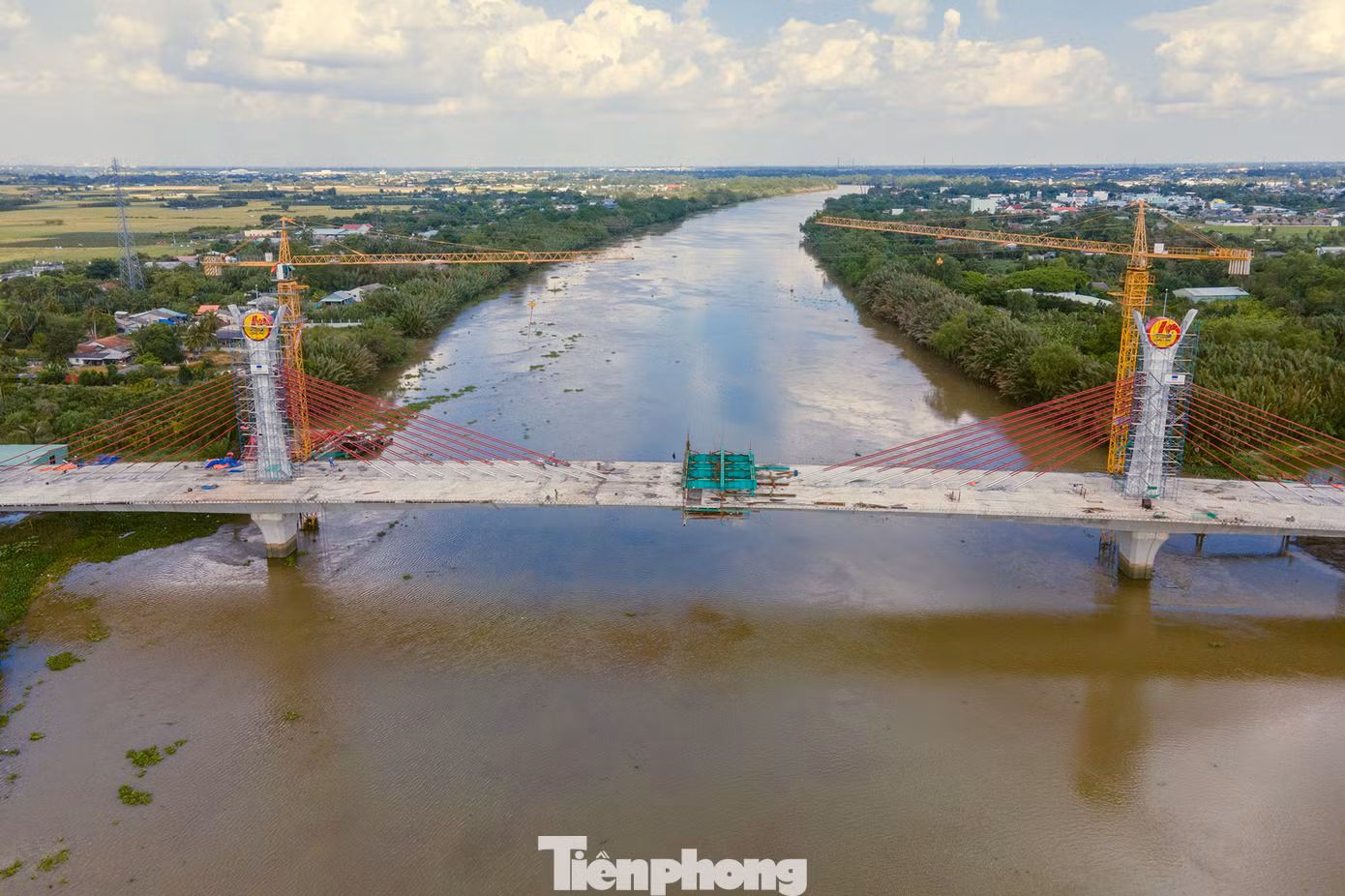Ngày 24/8, ông Trần Văn Hiền, Giám đốc Ban điều hành Dự án Cầu Vàm Cỏ Tây cho biết, dự án hiện đang vào giai đoạn hoàn thiện. Trong đó, phần cầu được thiết kế quy mô 4 làn xe, chiều dài hơn 436m, tải trọng thiết kế HL.93; phần đường dẫn dài gần 1,6km, mặt đường rộng 14m, vận tốc thiết kế 60km/h.