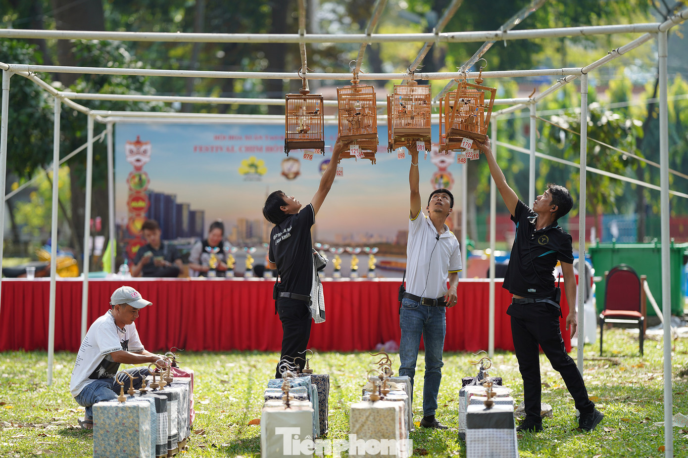 Nhiều hoạt động đặc sắc thu hút du khách đến tham quan, thưởng lãm. Nhiều du khách thích thú với hội thi chim, dạo bước qua Ngõ Trầm, con đường mờ sương với hai hàng lan Trầm Rồng Đỏ hai bên... Nhiều hoạt động đặc sắc thu hút du khách đến tham quan, thưởng lãm. Nhiều du khách thích thú với hội thi chim, dạo bước qua Ngõ Trầm, con đường mờ sương với hai hàng lan Trầm Rồng Đỏ hai bên...