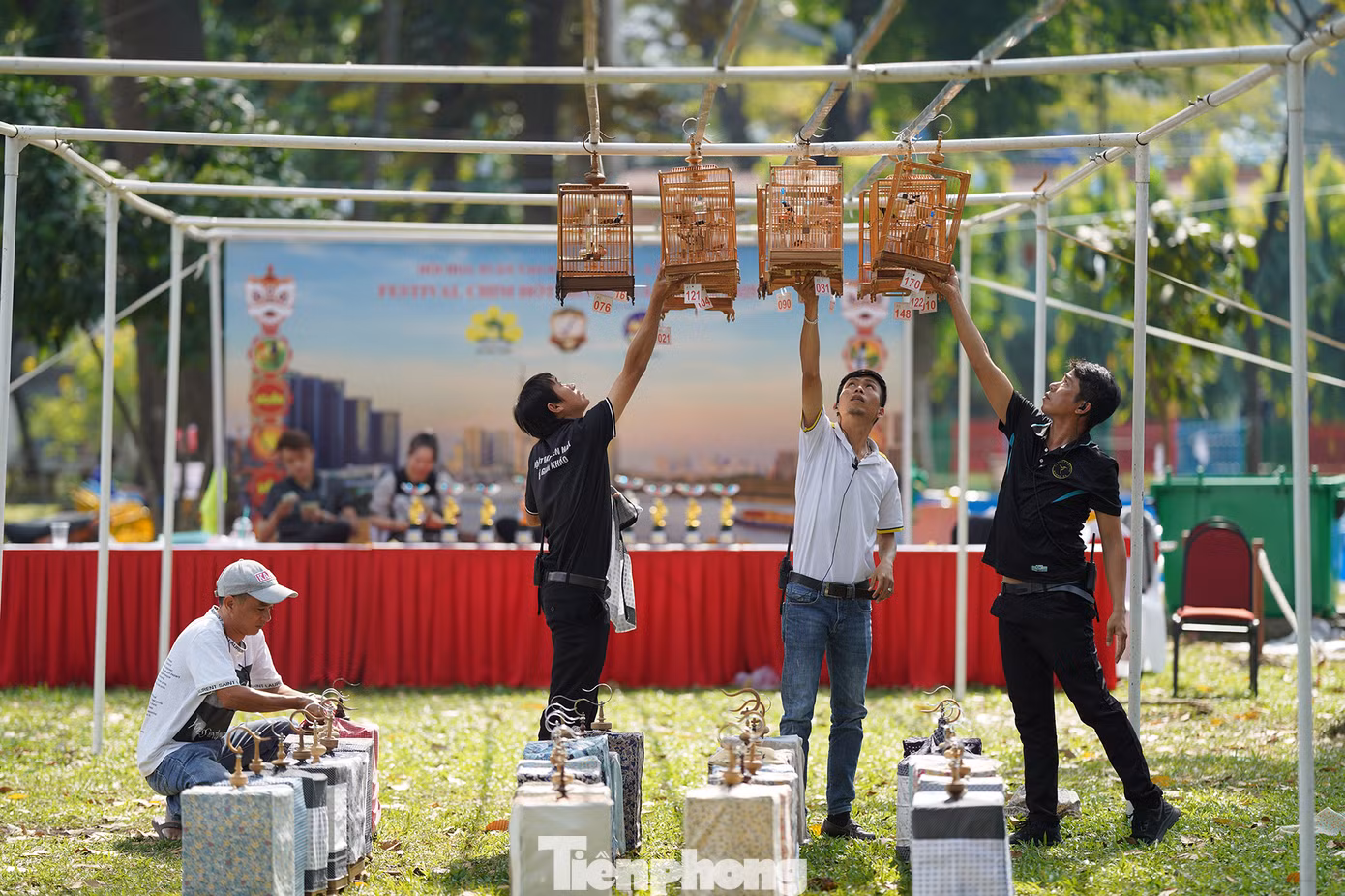 Nhiều hoạt động đặc sắc thu hút du khách đến tham quan, thưởng lãm. Nhiều du khách thích thú với hội thi chim, dạo bước qua Ngõ Trầm, con đường mờ sương với hai hàng lan Trầm Rồng Đỏ hai bên... Nhiều hoạt động đặc sắc thu hút du khách đến tham quan, thưởng lãm. Nhiều du khách thích thú với hội thi chim, dạo bước qua Ngõ Trầm, con đường mờ sương với hai hàng lan Trầm Rồng Đỏ hai bên...