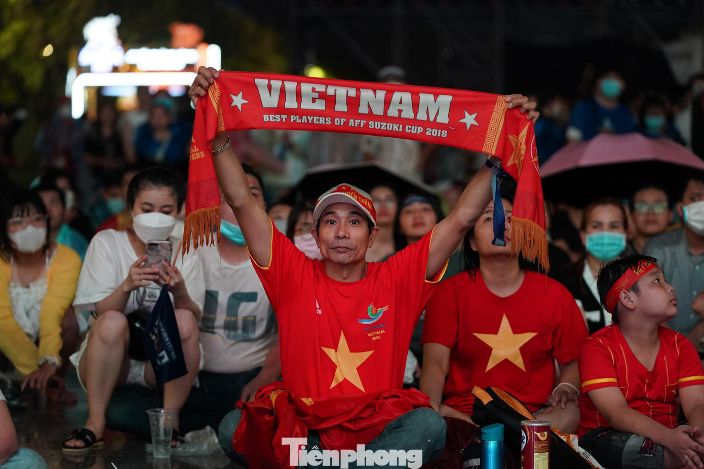 "U23 Timor Leste được xem là đối thủ nhẹ ký cho U23 Việt Nam. Nhưng kịch bản để thầy trò HLV Park thắng đối thủ không dễ dàng, mọi người cũng thấy là các đội gặp Việt Nam đều chơi tử thủ. Chính vì lẽ đó, không trận nào là dễ dàng với Việt Nam nên chúng tôi luôn có mặt tiếp lửa cho đội tuyển", cổ động viên này chia sẻ. "U23 Timor Leste được xem là đối thủ nhẹ ký cho U23 Việt Nam. Nhưng kịch bản để thầy trò HLV Park thắng đối thủ không dễ dàng, mọi người cũng thấy là các đội gặp Việt Nam đều chơi tử thủ. Chính vì lẽ đó, không trận nào là dễ dàng với Việt Nam nên chúng tôi luôn có mặt tiếp lửa cho đội tuyển", cổ động viên này chia sẻ.