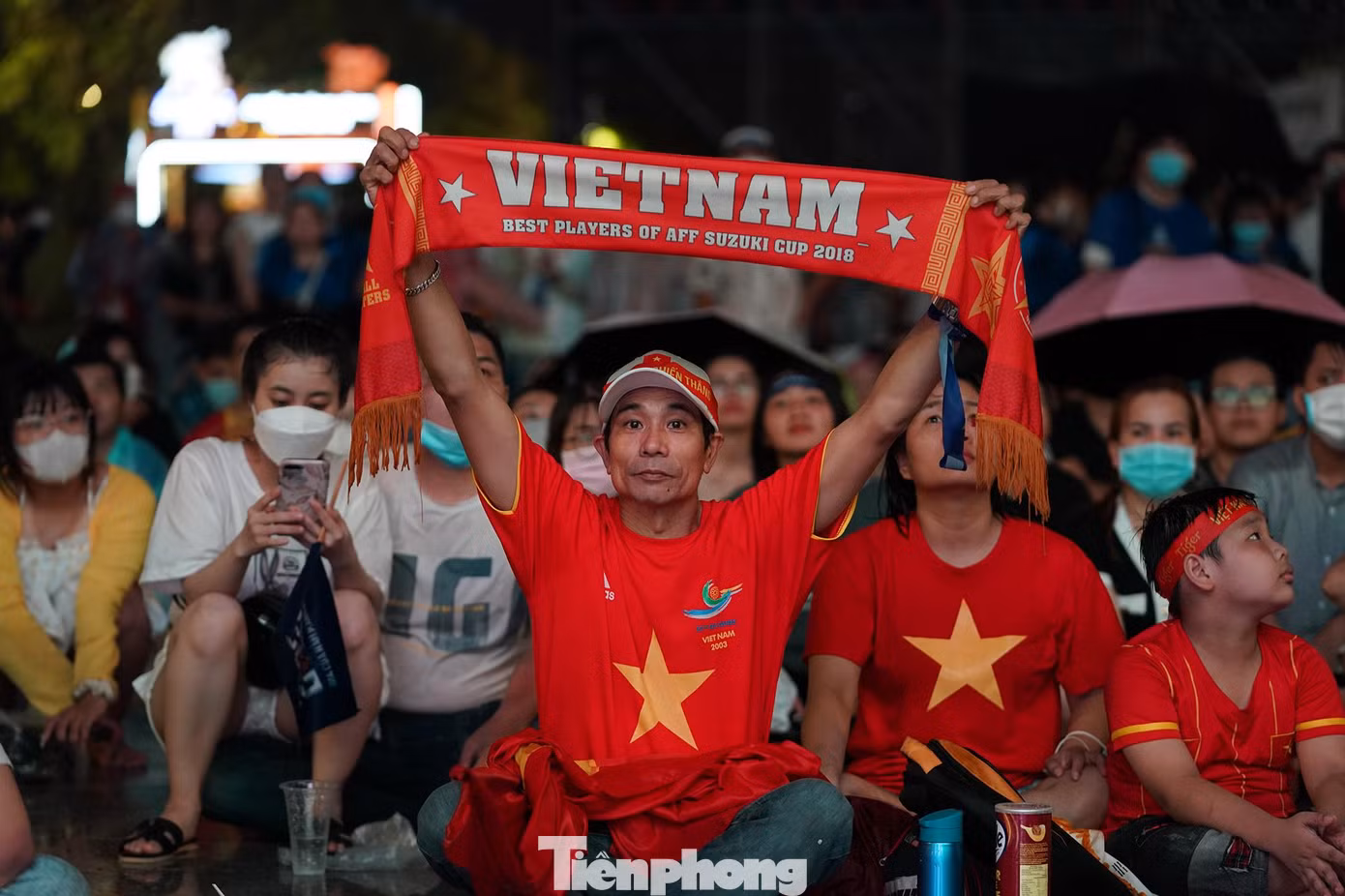 "U23 Timor Leste được xem là đối thủ nhẹ ký cho U23 Việt Nam. Nhưng kịch bản để thầy trò HLV Park thắng đối thủ không dễ dàng, mọi người cũng thấy là các đội gặp Việt Nam đều chơi tử thủ. Chính vì lẽ đó, không trận nào là dễ dàng với Việt Nam nên chúng tôi luôn có mặt tiếp lửa cho đội tuyển", cổ động viên này chia sẻ.