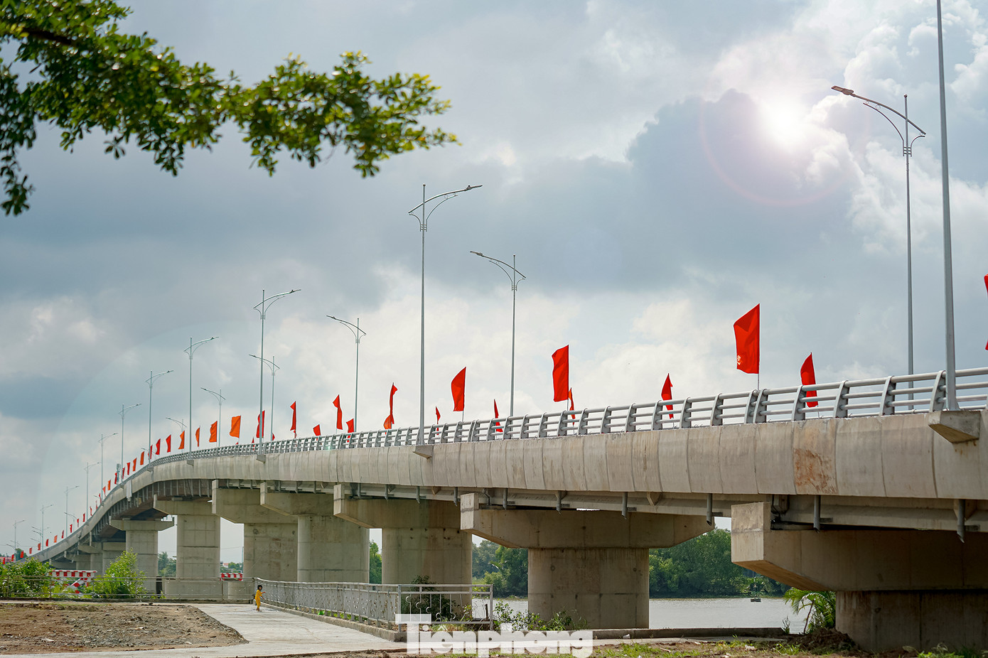 Cầu bắc qua sông Cần Giuộc giúp kết nối và phá thế độc đạo giao thông bằng đường bộ giữa khu vực vùng thượng và vùng hạ của huyện Cần Giuộc Cầu bắc qua sông Cần Giuộc giúp kết nối và phá thế độc đạo giao thông bằng đường bộ giữa khu vực vùng thượng và vùng hạ của huyện Cần Giuộc