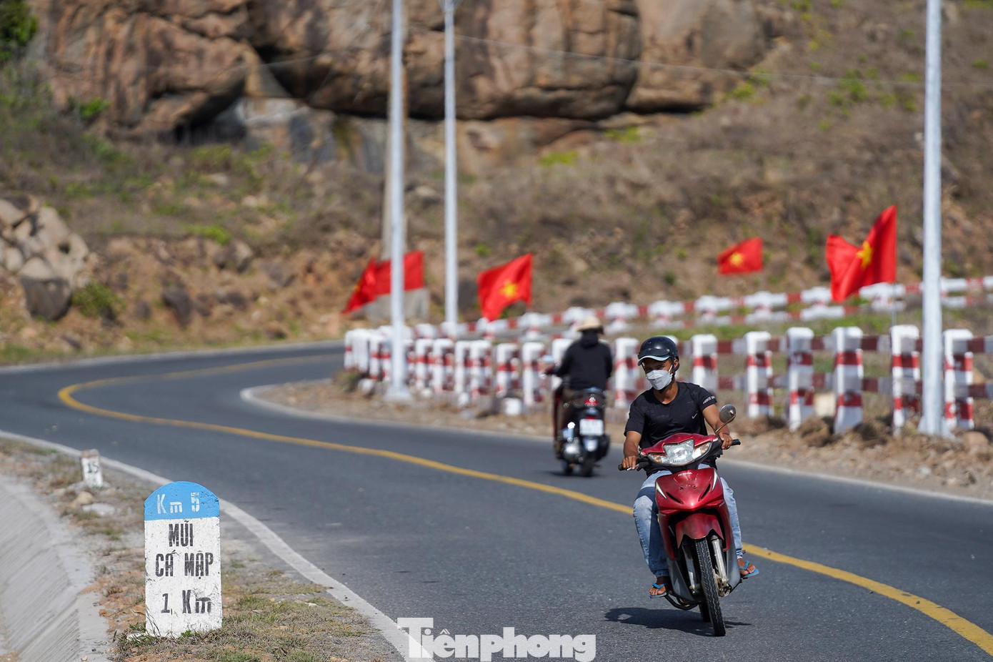 1.700 lá cờ Tổ quốc được Ban tổ chức giải Tiền Phong Marathon cắm dọc đường chạy, tô điểm thêm sắc màu cho những đoạn quanh co, dốc đá, vách dựng đứng... 1.700 lá cờ Tổ quốc được Ban tổ chức giải Tiền Phong Marathon cắm dọc đường chạy, tô điểm thêm sắc màu cho những đoạn quanh co, dốc đá, vách dựng đứng...