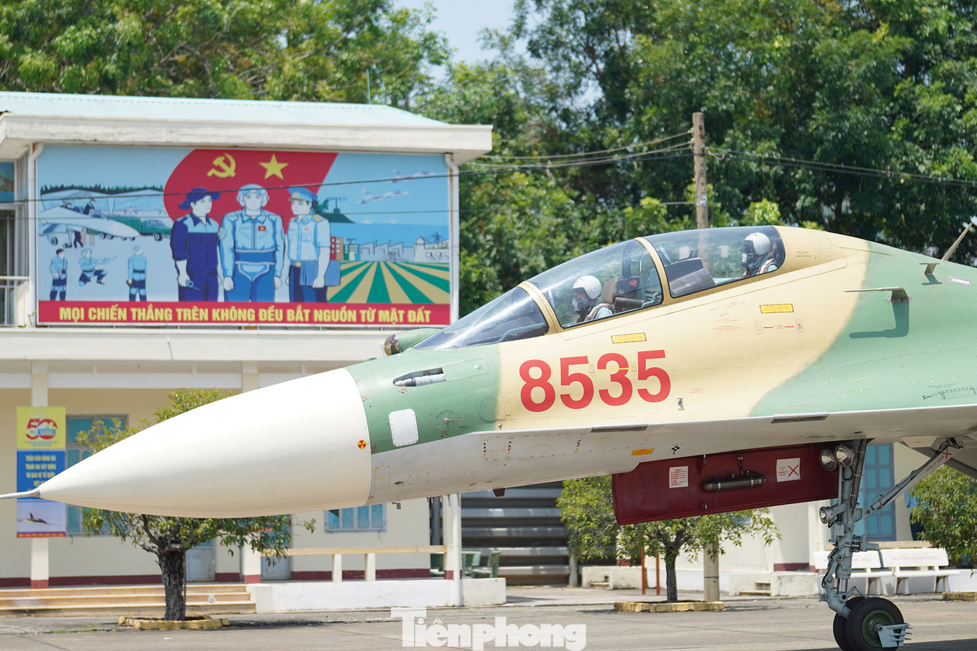 Phi công lái tiêm kích Su-30MK2 hạ cánh xuống đường băng.