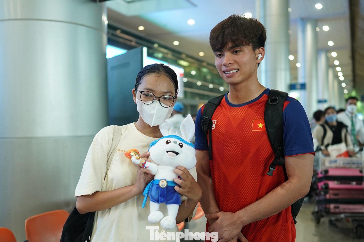 Thủ môn Đoàn Huy Hoàng được người hâm mộ chào đón.