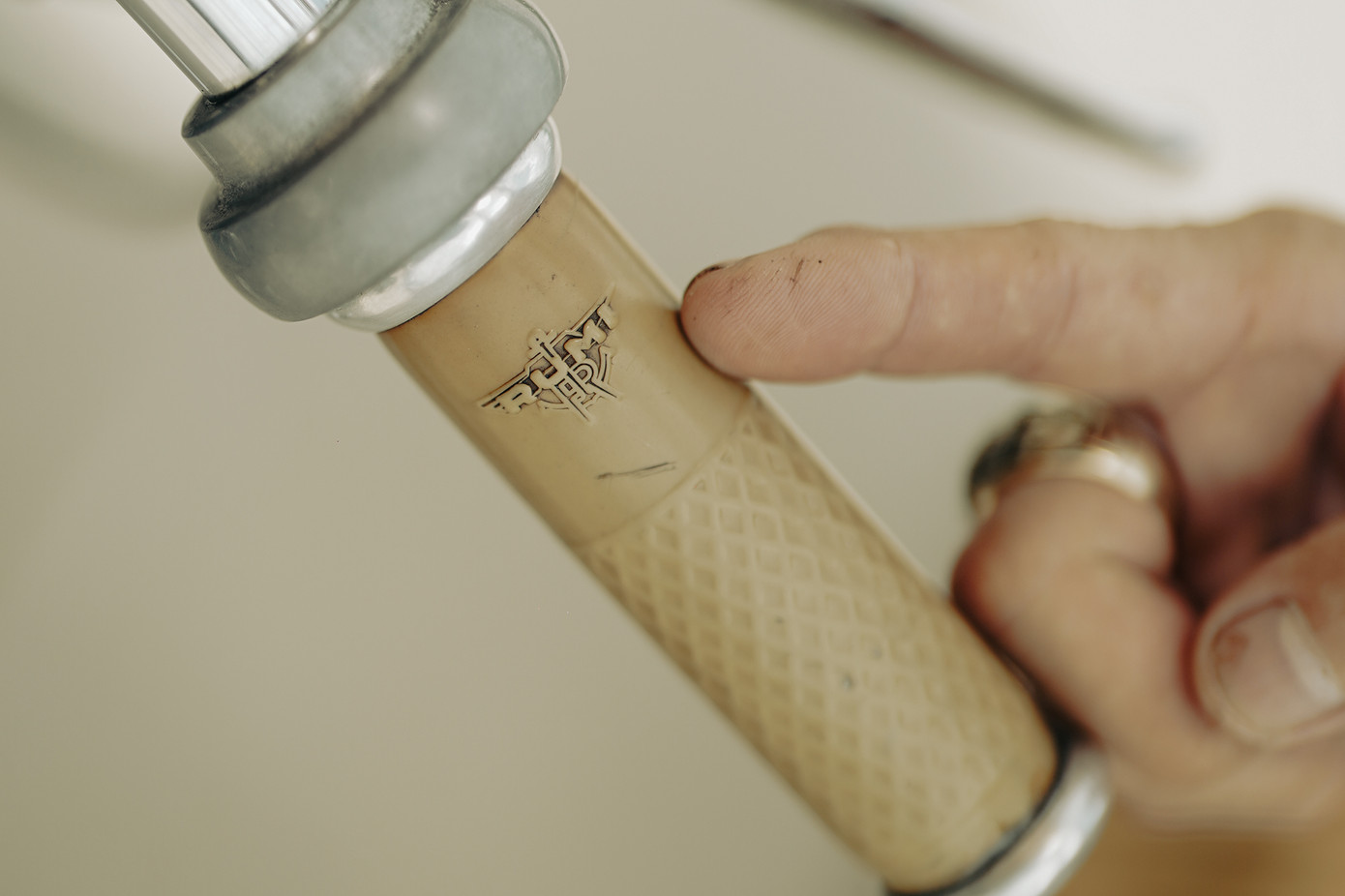 Dòng xe này tạo sự khác biệt khi có chân phanh bên trái, đạp ngược về phía sau. Chi tiết logo trên tay lái chứng tỏ được giữ nguyên bản. Cần khởi động (giò đạp) nằm ngay phía trên cần số. Khi tác động, người điều khiển đứng (không ngồi trên xe), dùng chân đạp nổ máy. Các chi tiết logo được dập nổi ở nhiều bộ phận linh kiện còn nguyên vẹn càng tôn lên giá trị thời gian của chiếc xe theo năm tháng.