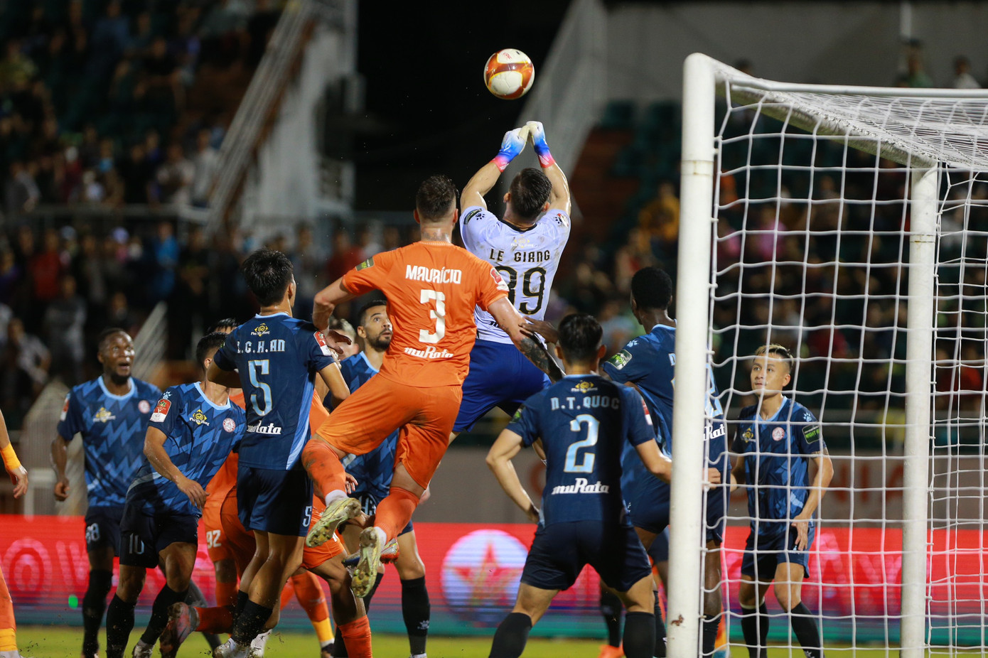 Trong hai phút bù giờ 90+2 và 90+4, Phan Văn Long và Đình Duy của S. Đà Nẵng tung ra hai cú dứt điểm nhưng Patrik Lê Giang đã bay người hết cỡ và cứu thua xuất thần.