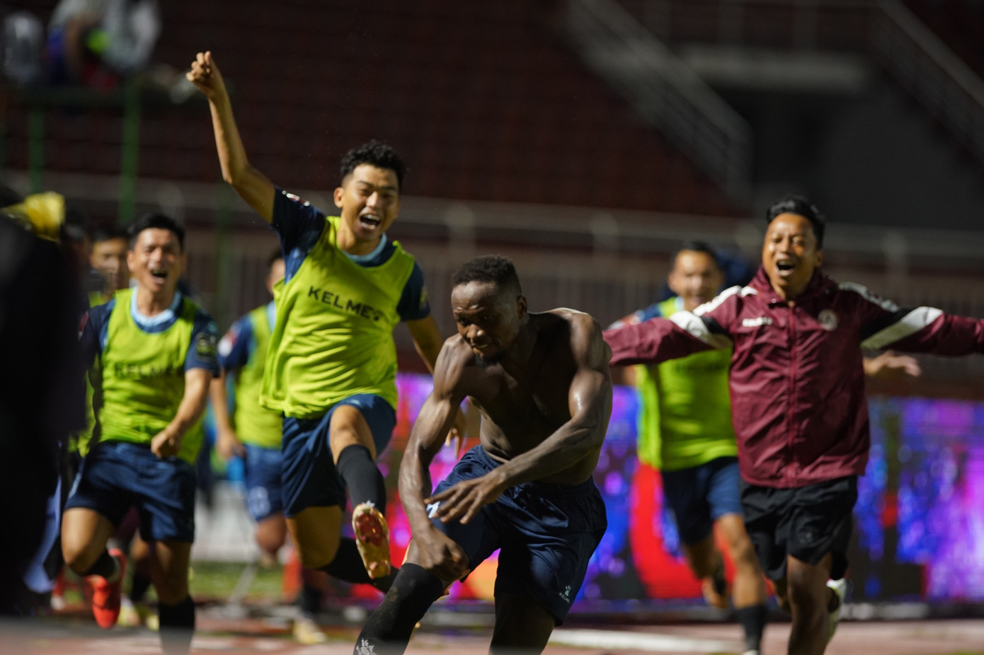 Phút 80, Võ Huy Toàn treo bóng sâu vào vòng cấm S.Đà Nẵng để đồng đội đánh đầu chuyền ngang, Victor Mansaray băng vào đệm bóng dễ dàng tung lưới đội khách, mang về 3 điểm cho CLB TPHCM. Tuy nhiên, vì quá phấn khích nên Victor Mansaray ngã trên đường piste và phải nhờ đến lực lượng y tế.