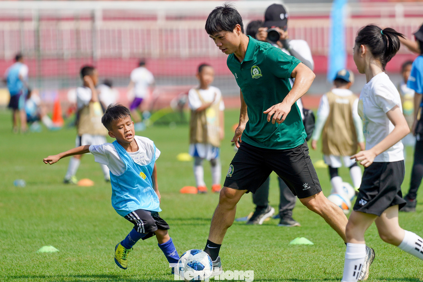 Được chơi bóng cùng thần tượng, các bé như trở thành những chiến binh &quot;không phổi&quot;, tranh cướp bóng và phối hợp với thần tượng một cách bài bản. Trong tương lai, dự án ANESSA và JFA sẽ tiếp tục đồng hành cùng HFF mở rộng các hoạt động này tại Việt Nam, thúc đẩy việc vui chơi ngoài trời và nâng cao nhận thức về bảo vệ da khỏi tia UV.
