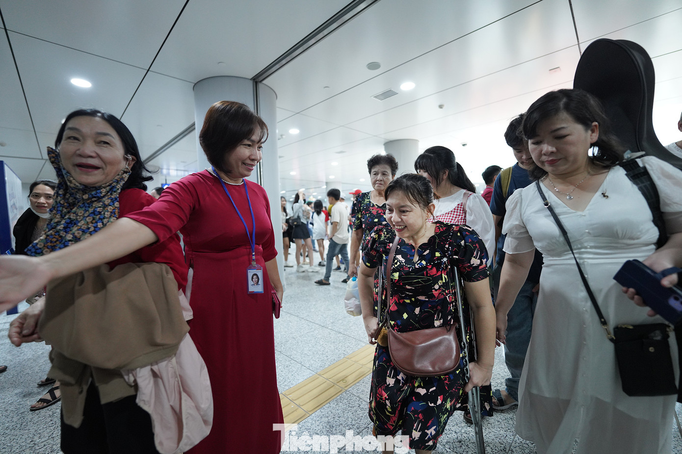 Chị Châu Kim Thanh (TP Thủ Đức) háo hức cùng mẹ và gia đình tham gia trải nghiệm ngày đầu tiên Metro số 1 vận hành.