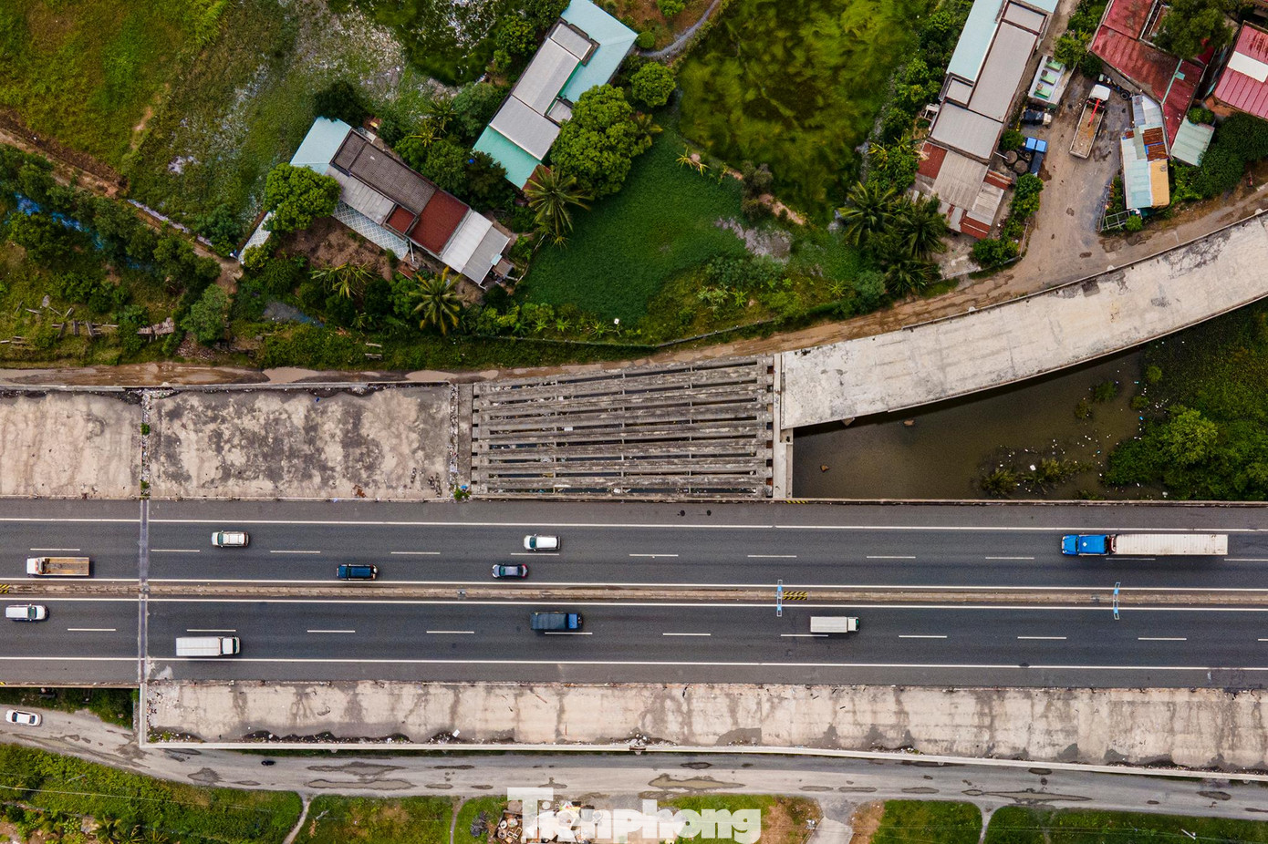 Các công trình thi công dang dở đã phủ màu của thời gian.