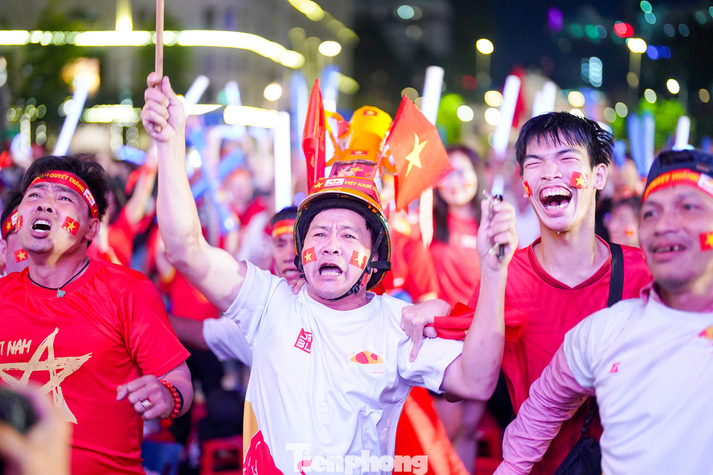 Người hâm mộ không ngồi yên suốt 90 phút của trận đấu. Người hâm mộ không ngồi yên suốt 90 phút của trận đấu.