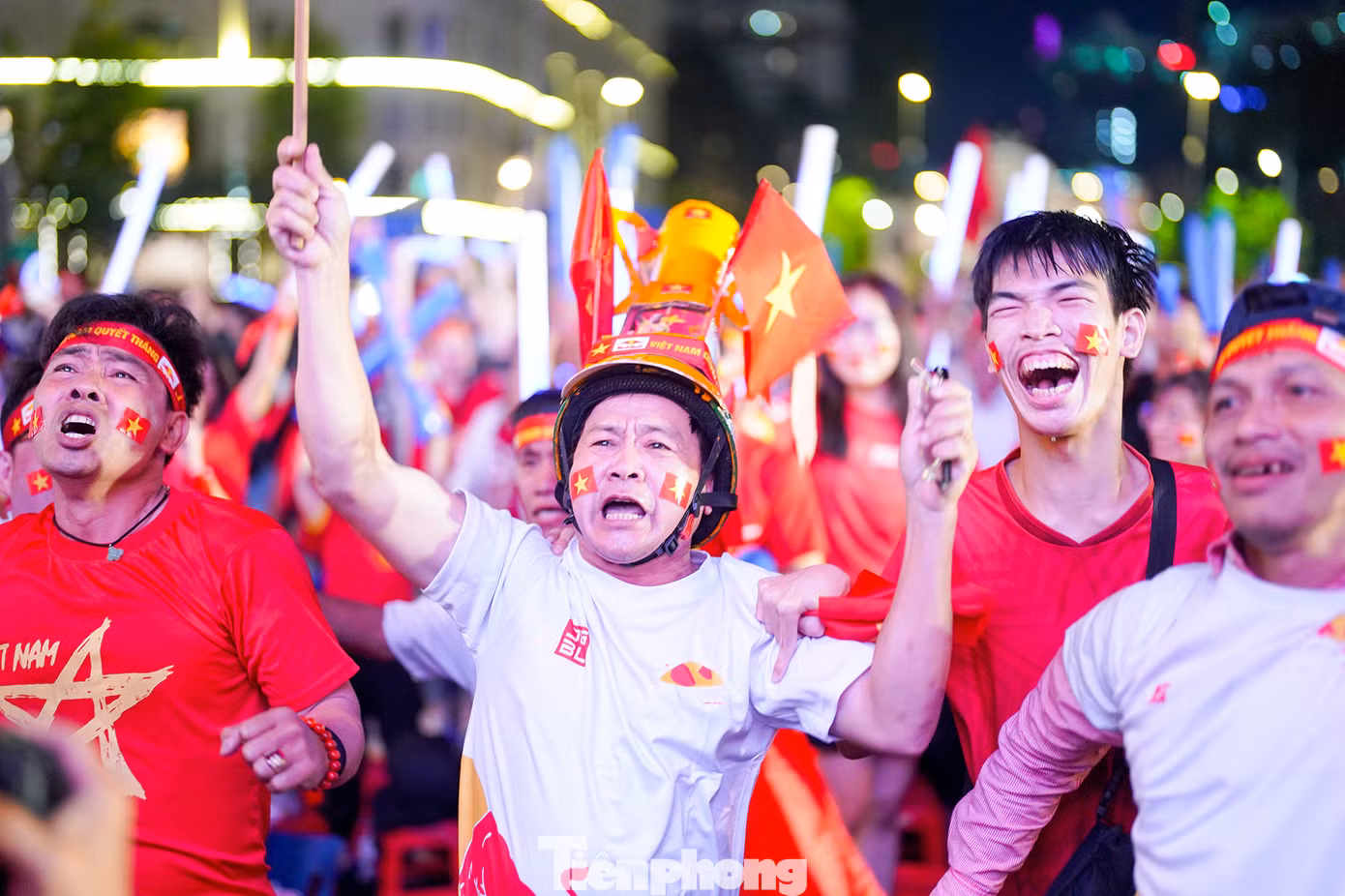 Người hâm mộ không ngồi yên suốt 90 phút của trận đấu.