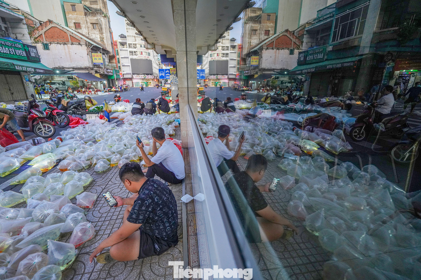 Những ngày trong tuần phiên chợ thưa vắng khách hơn cuối tuần.