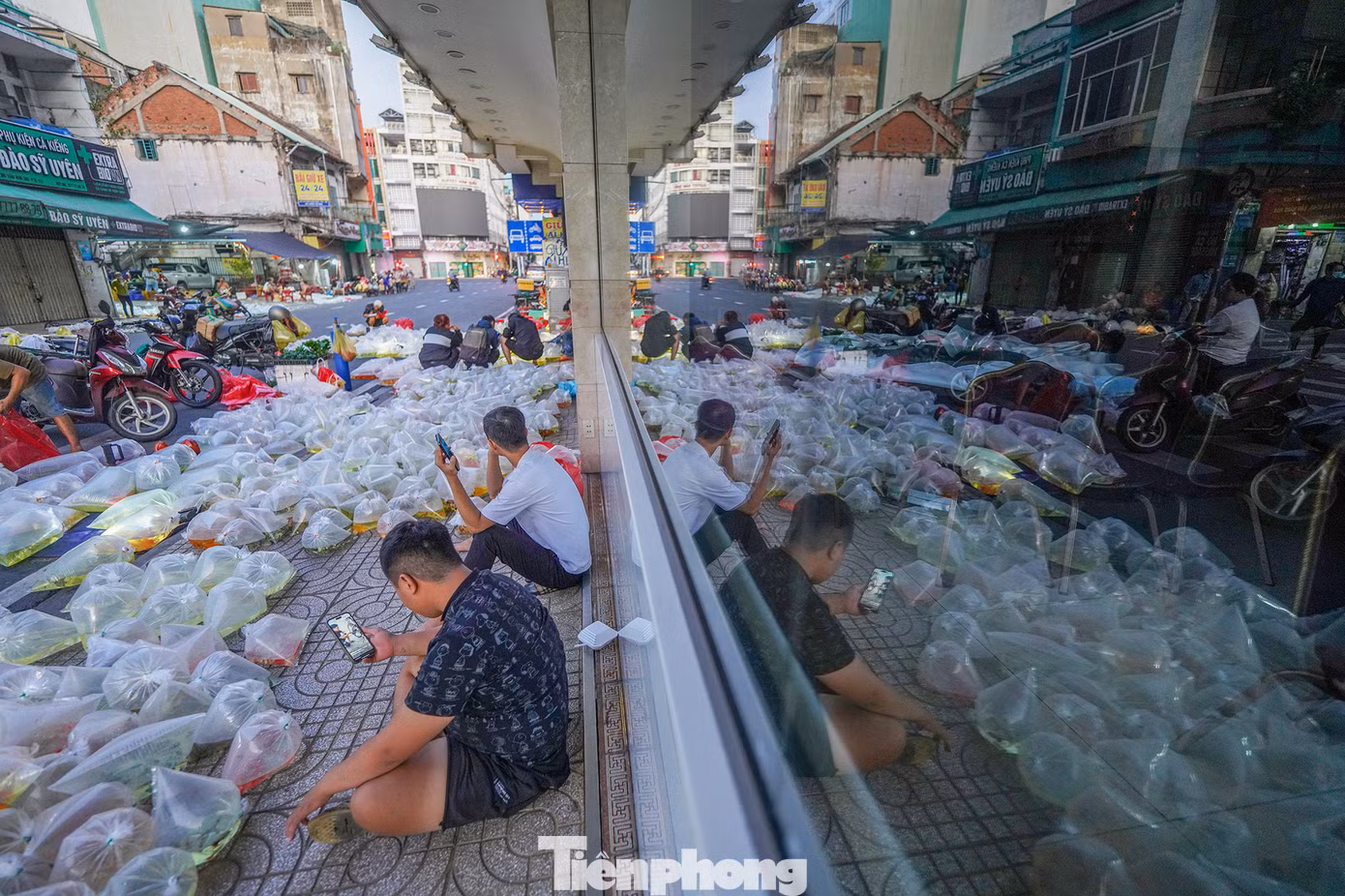 Những ngày trong tuần phiên chợ thưa vắng khách hơn cuối tuần.