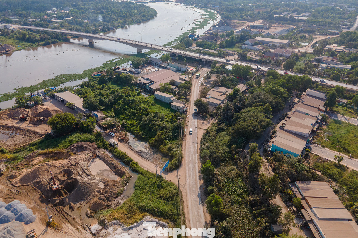 Từ sáng sớm đến tối, hàng trăm lượt xe ben chở cát rơi vãi trên QL.N2 qua Long An khiến người dân khổ sở vì bụi. Từ sáng sớm đến tối, hàng trăm lượt xe ben chở cát rơi vãi trên QL.N2 qua Long An khiến người dân khổ sở vì bụi.