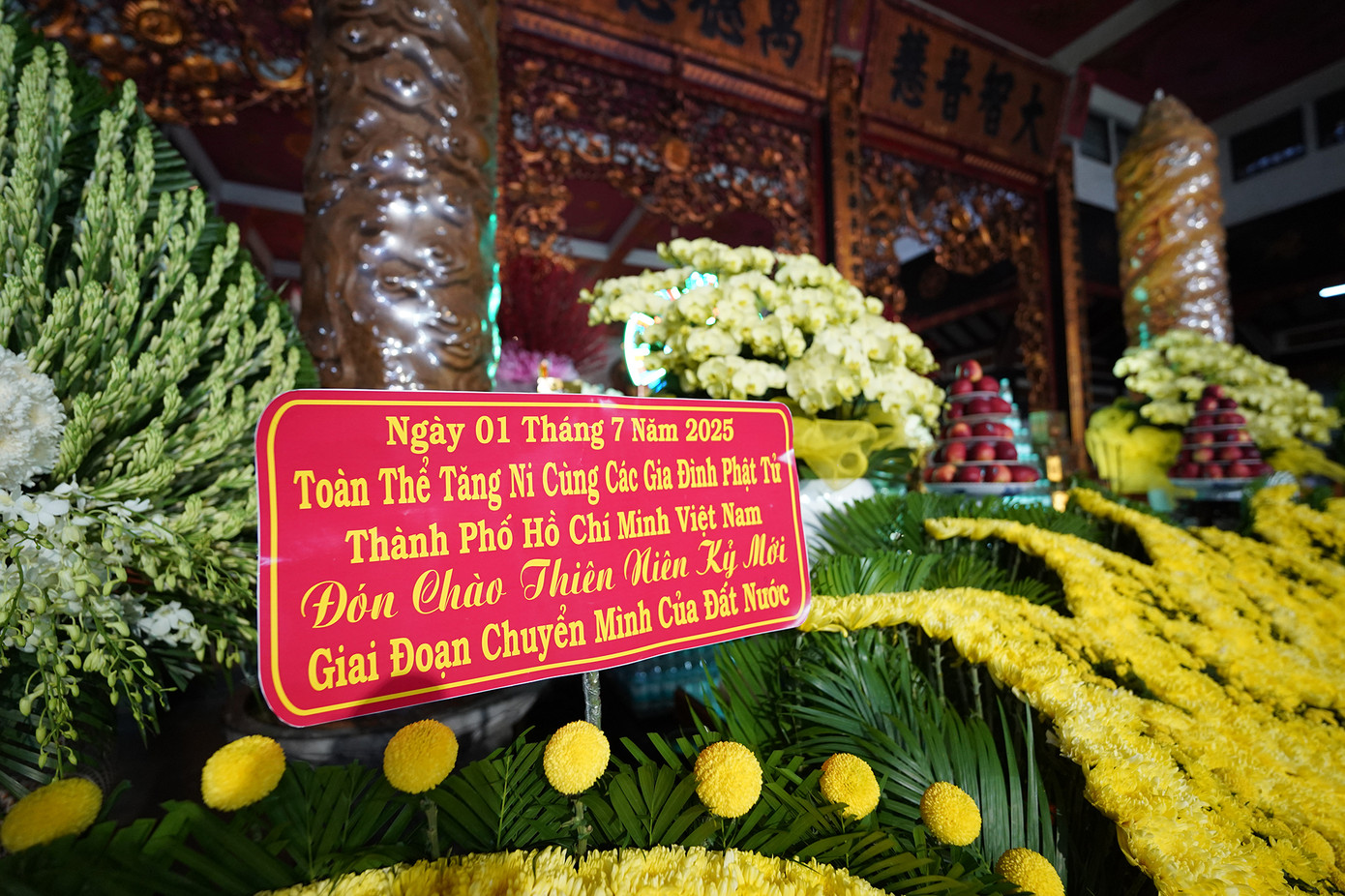 Ghi nhận của phóng viên, cùng với chùa Vĩnh Nghiêm, tại các nơi thờ tự lớn như tu viện Khánh An, chùa Giác Ngộ, Việt Nam Quốc Tự... người dân cũng đến từ sớm, hòa mình trong không gian thanh tịnh, trang nghiêm để cùng nhau cầu nguyện cho đất nước bước vào một thời kỳ mới an bình, phát triển, thịnh vượng.