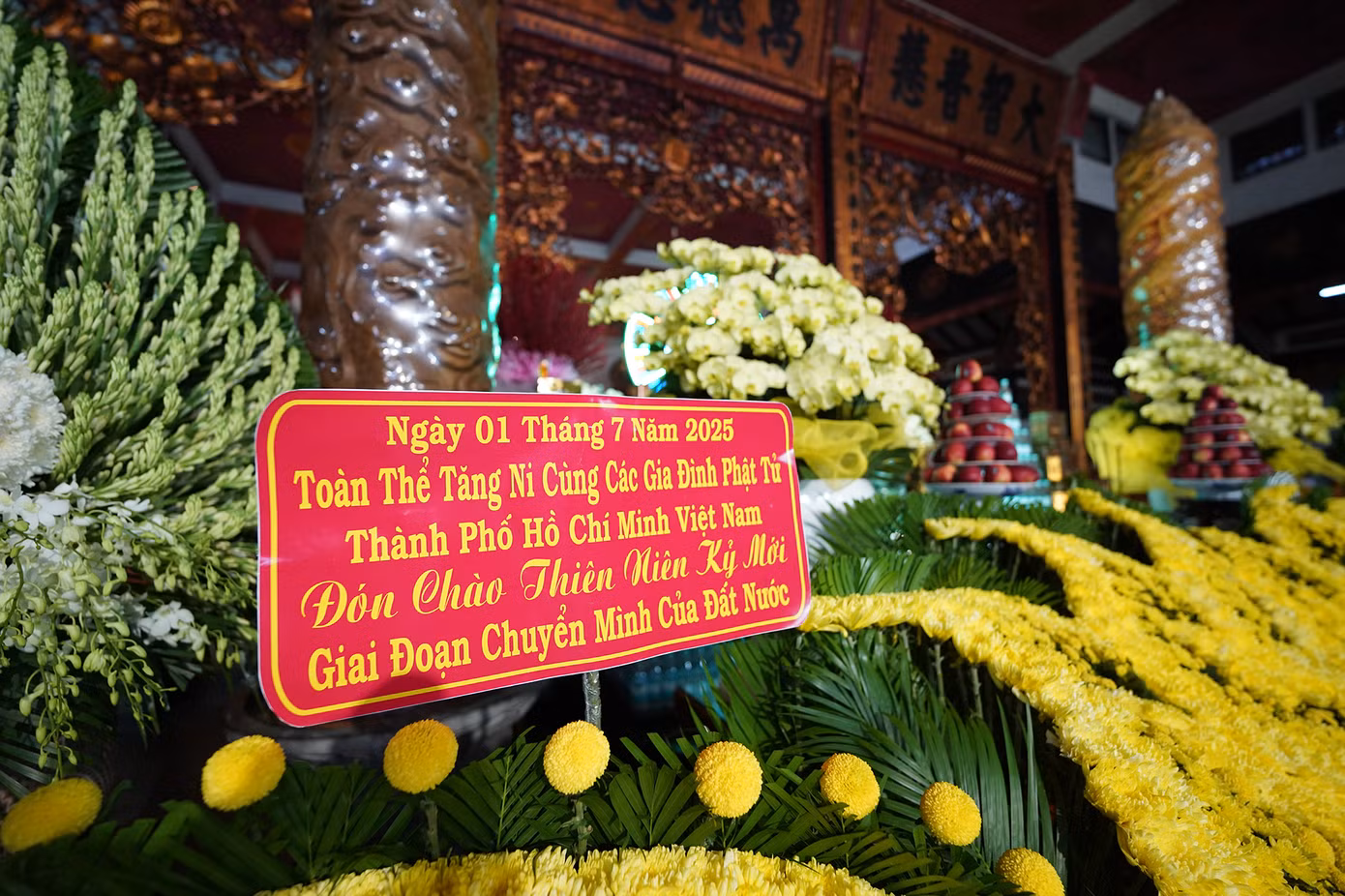 Ghi nhận của phóng viên, cùng với chùa Vĩnh Nghiêm, tại các nơi thờ tự lớn như tu viện Khánh An, chùa Giác Ngộ, Việt Nam Quốc Tự... người dân cũng đến từ sớm, hòa mình trong không gian thanh tịnh, trang nghiêm để cùng nhau cầu nguyện cho đất nước bước vào một thời kỳ mới an bình, phát triển, thịnh vượng.
