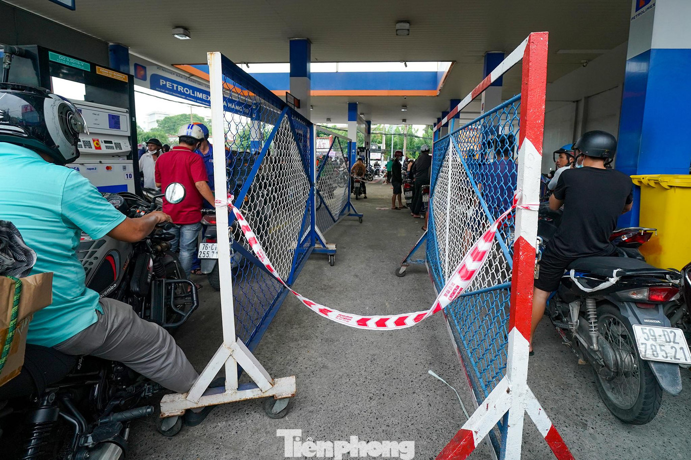 "Bây giờ, hầu như các cây xăng đều dựng rào, giăng dây như thế này để phân luồng khách đổ xăng", anh Lê Tấn Sinh, nhân viên giao hàng cho hay.