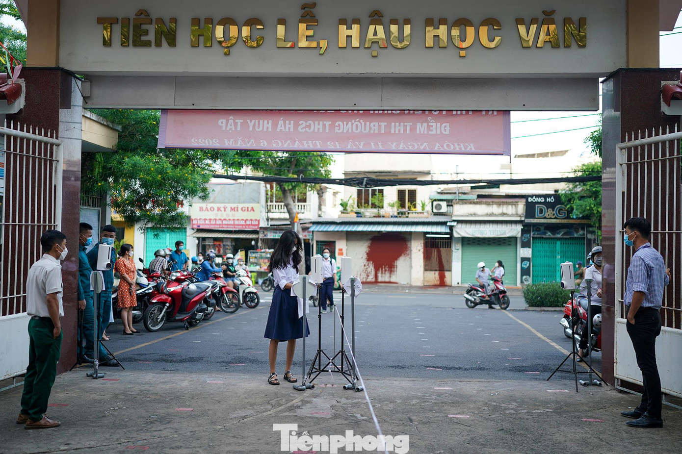 Chưa đến 7h, điểm thi trường THCS Hà Huy Tập đã đón gần đủ thí sinh.