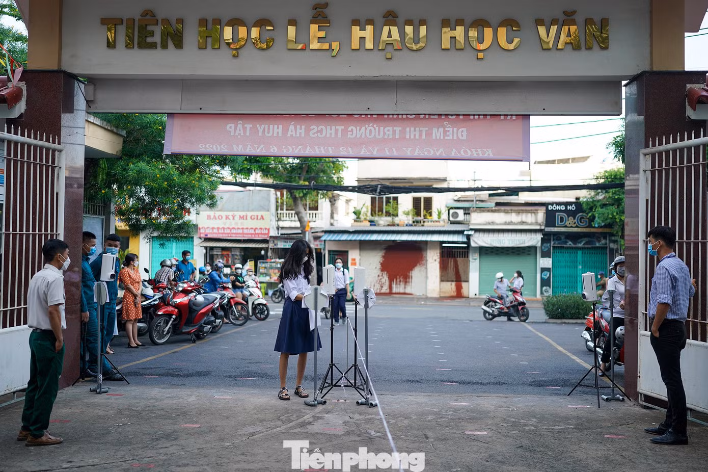 Chưa đến 7h, điểm thi trường THCS Hà Huy Tập đã đón gần đủ thí sinh.