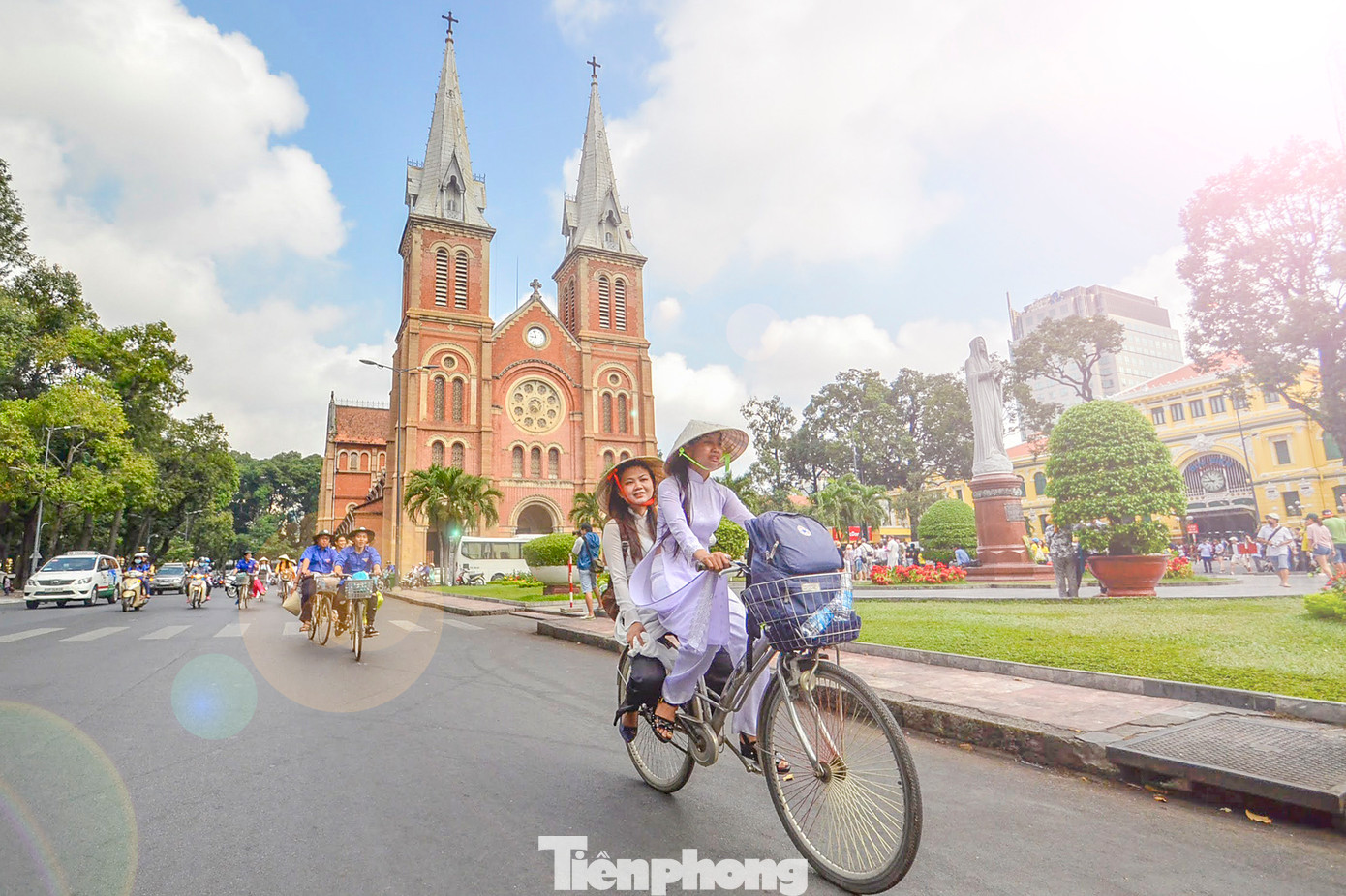 Với kiến trúc độc đáo và giá trị lịch sử cộng với vị trí đắc địa, Bưu điện Thành phố không đơn thuần là địa điểm cung cấp các dịch vụ bưu chính, nơi đây còn đặc biệt thu hút khách du lịch trong nước và quốc tế đến tham quan, tìm hiểu và chụp ảnh check-in.