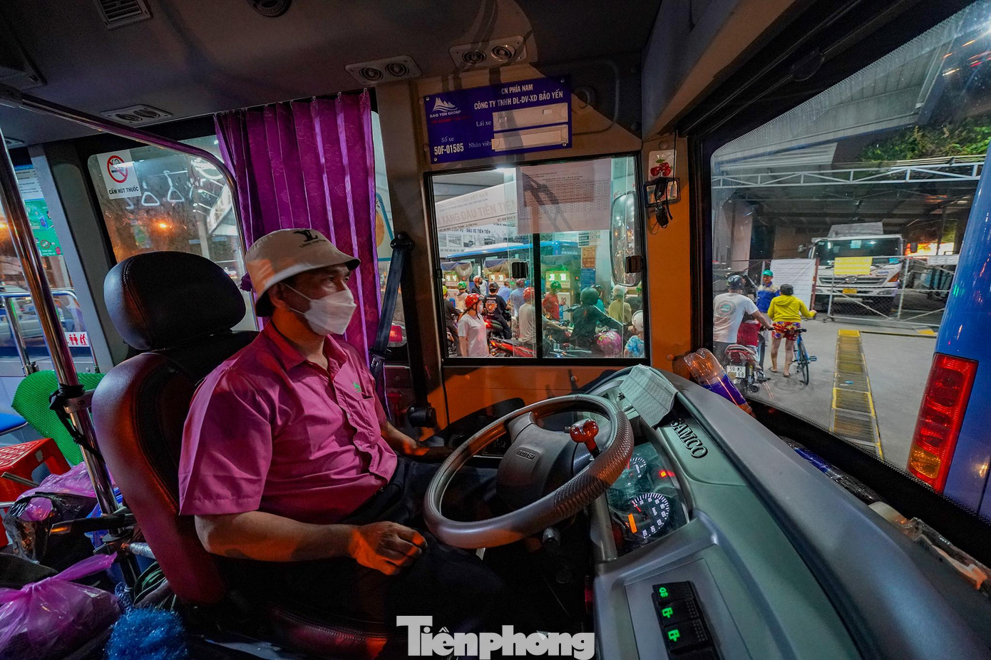 &quot;Xếp hàng hơn 30 phút rồi mà vẫn chưa được chủ cây xăng cho xe vào. Tôi phải tranh thủ về bến nghỉ ngơi, mai 3h sáng là dậy rồi&quot;, bác tài xe buýt này cho biết.